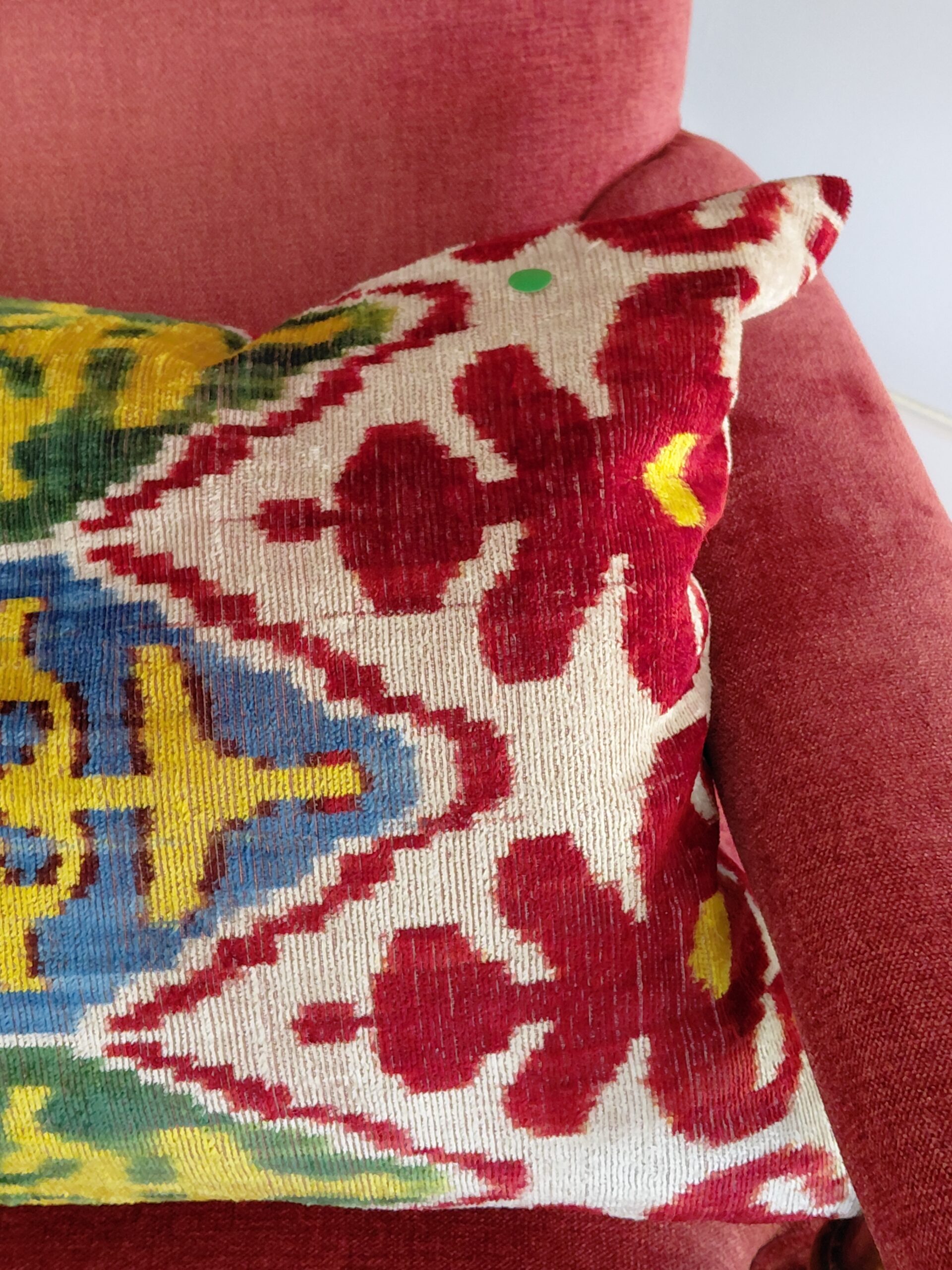 Sillón Descalzador Clásico Isabelino y Cojin Ikat - Imagen 11