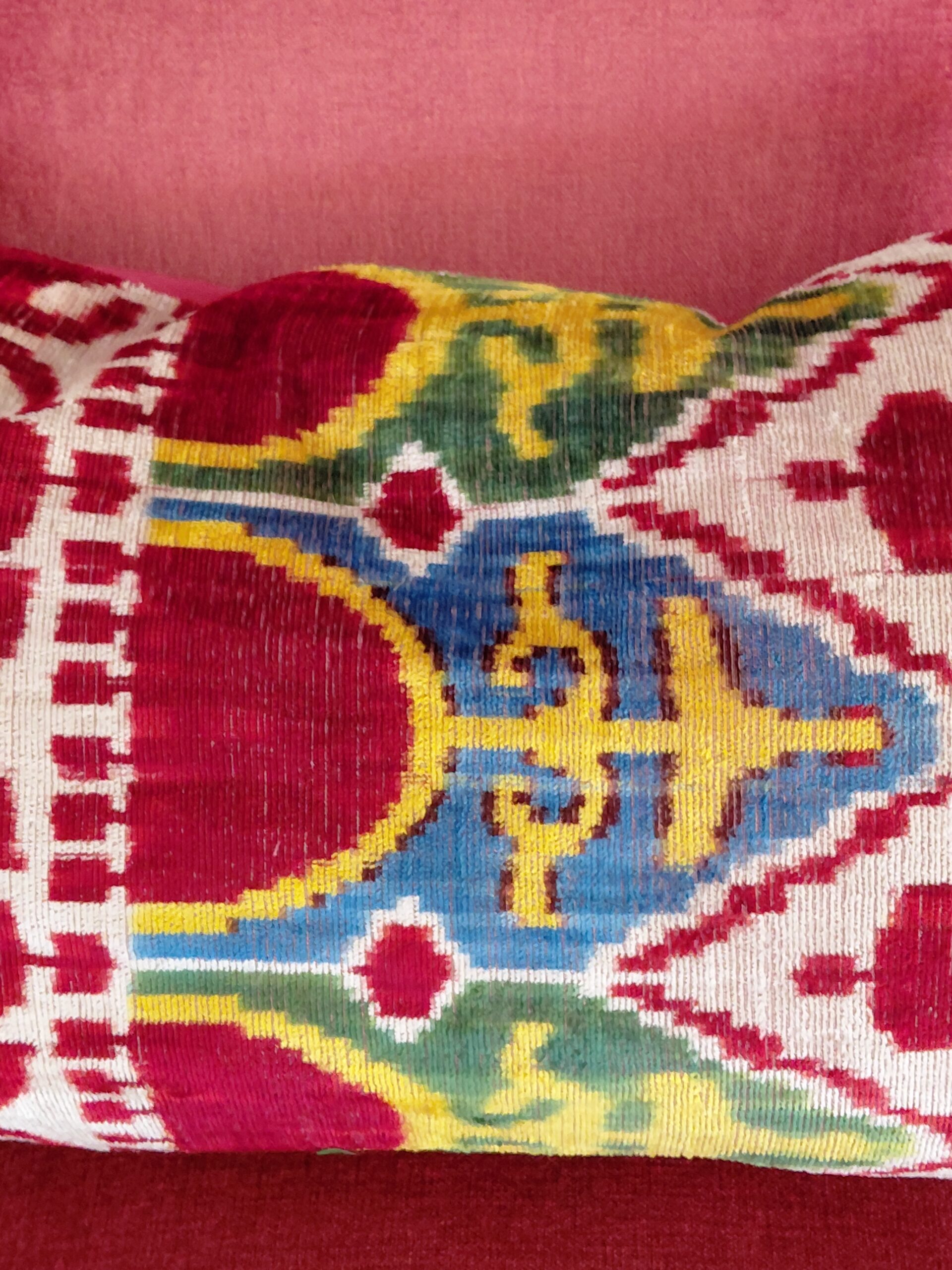 Sillón Descalzador Clásico Isabelino y Cojin Ikat - Imagen 12