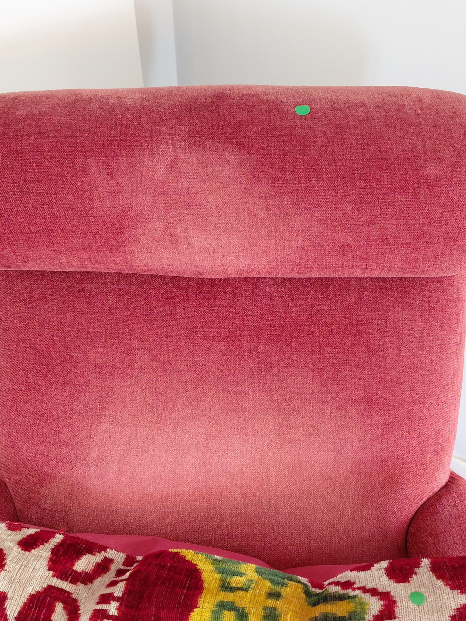 Sillón Descalzador Clásico Isabelino y Cojin Ikat - Imagen 13