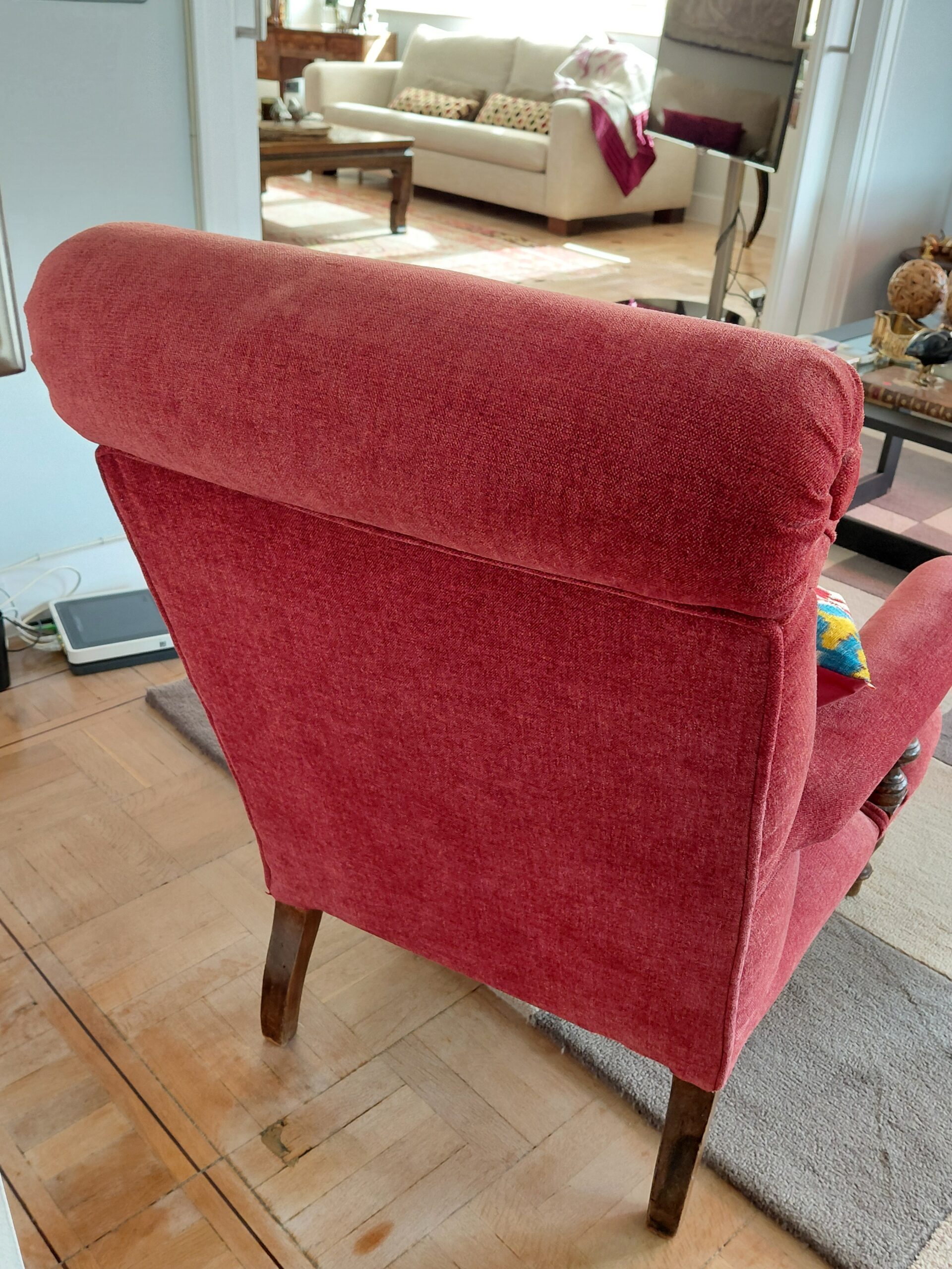Sillón Descalzador Clásico Isabelino y Cojin Ikat - Imagen 18