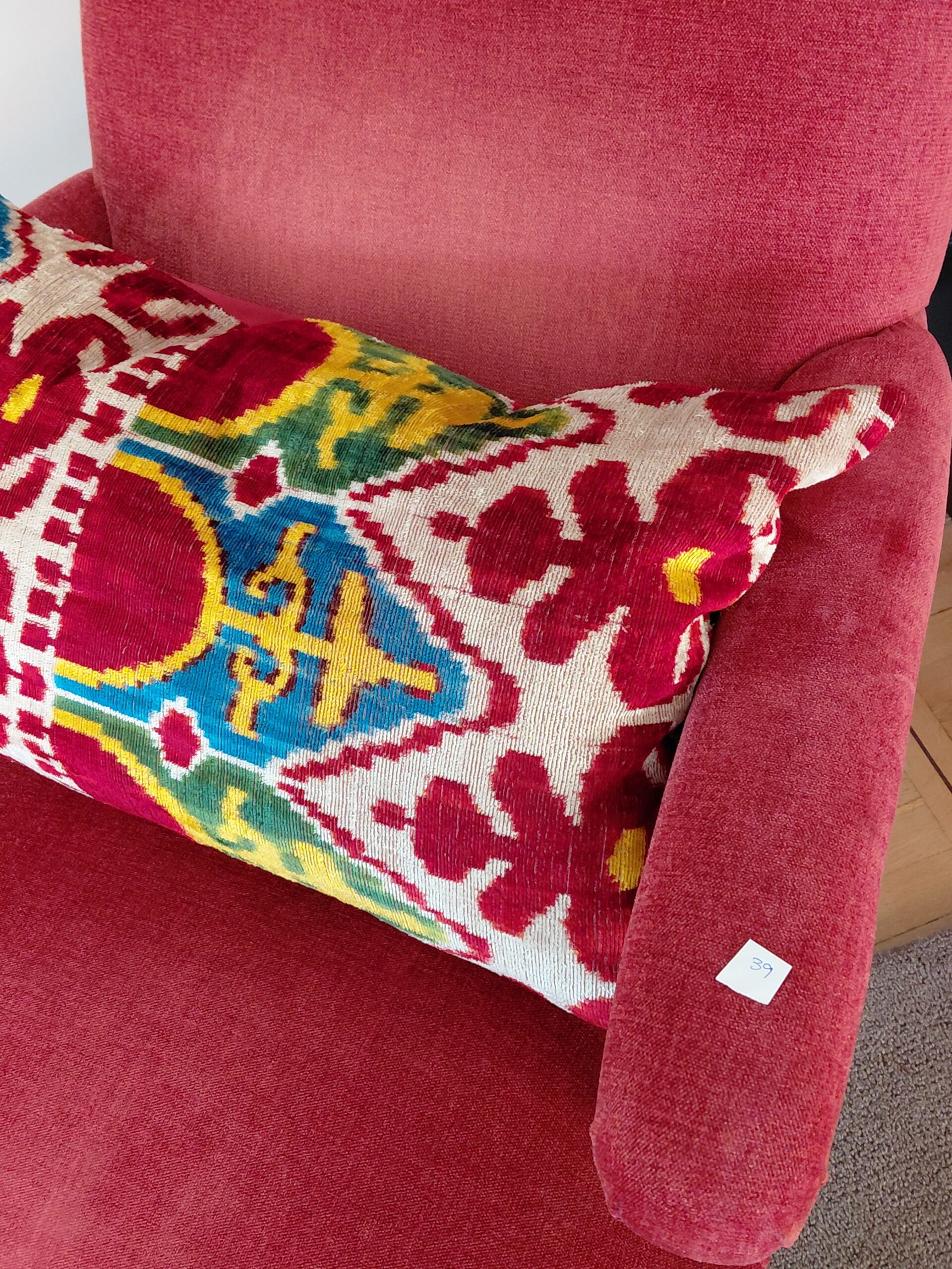 Sillón Descalzador Clásico Isabelino y Cojin Ikat - Imagen 19