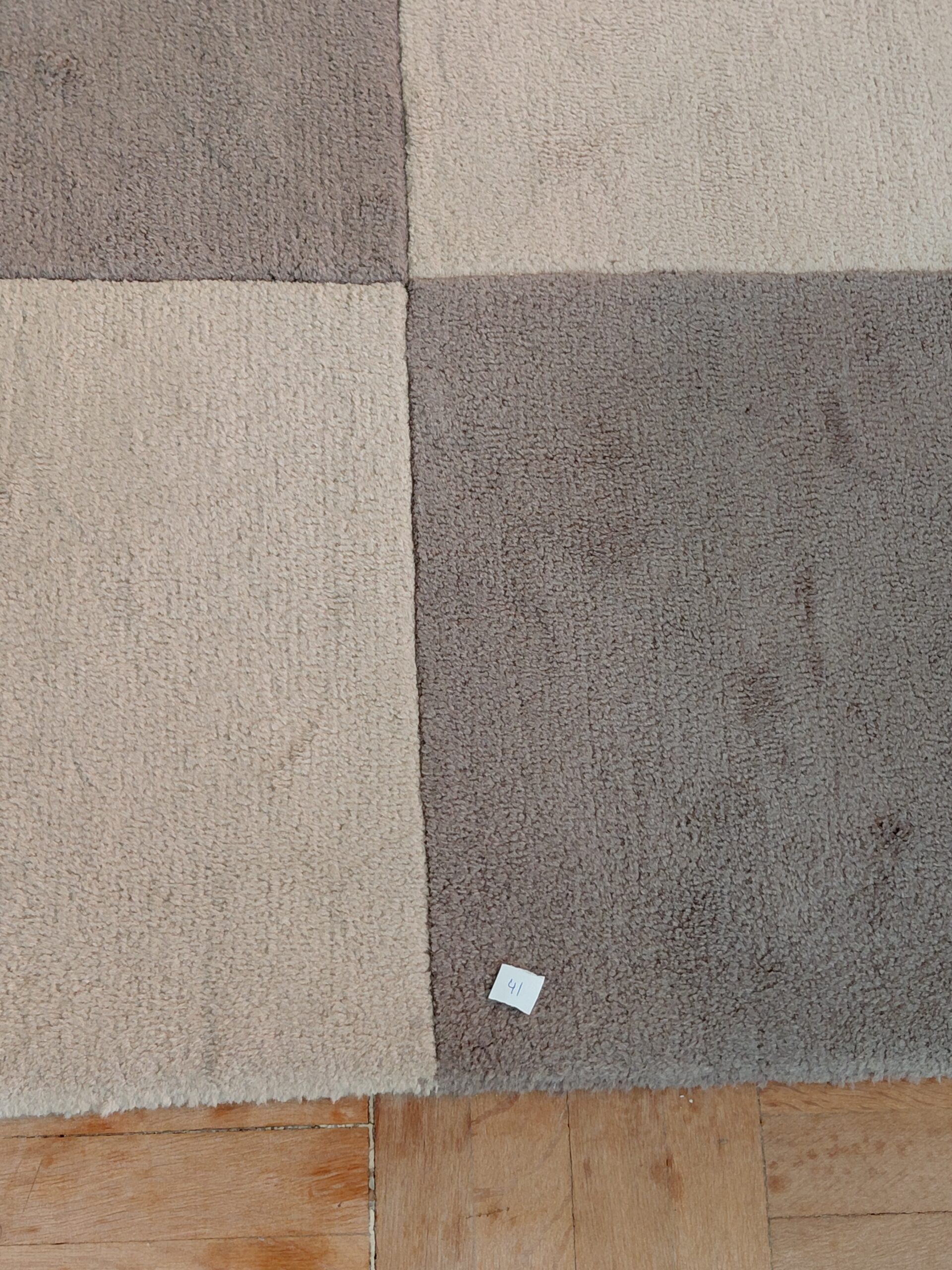 Alfombra Moderna con Diseño Geométrico a Cuadros en Tonos Beige, Topo y Gris - Imagen 3