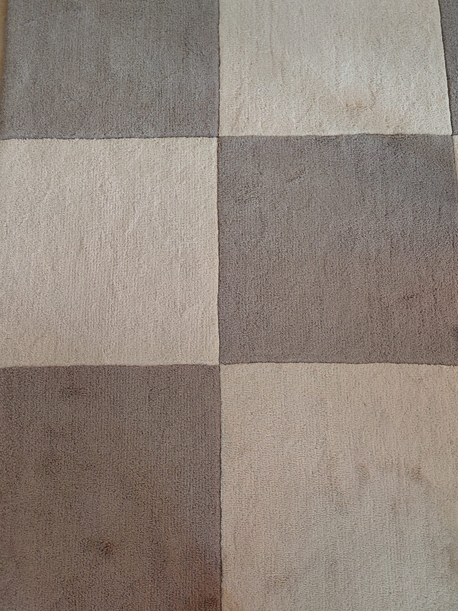 Alfombra Moderna con Diseño Geométrico a Cuadros en Tonos Beige, Topo y Gris - Imagen 4