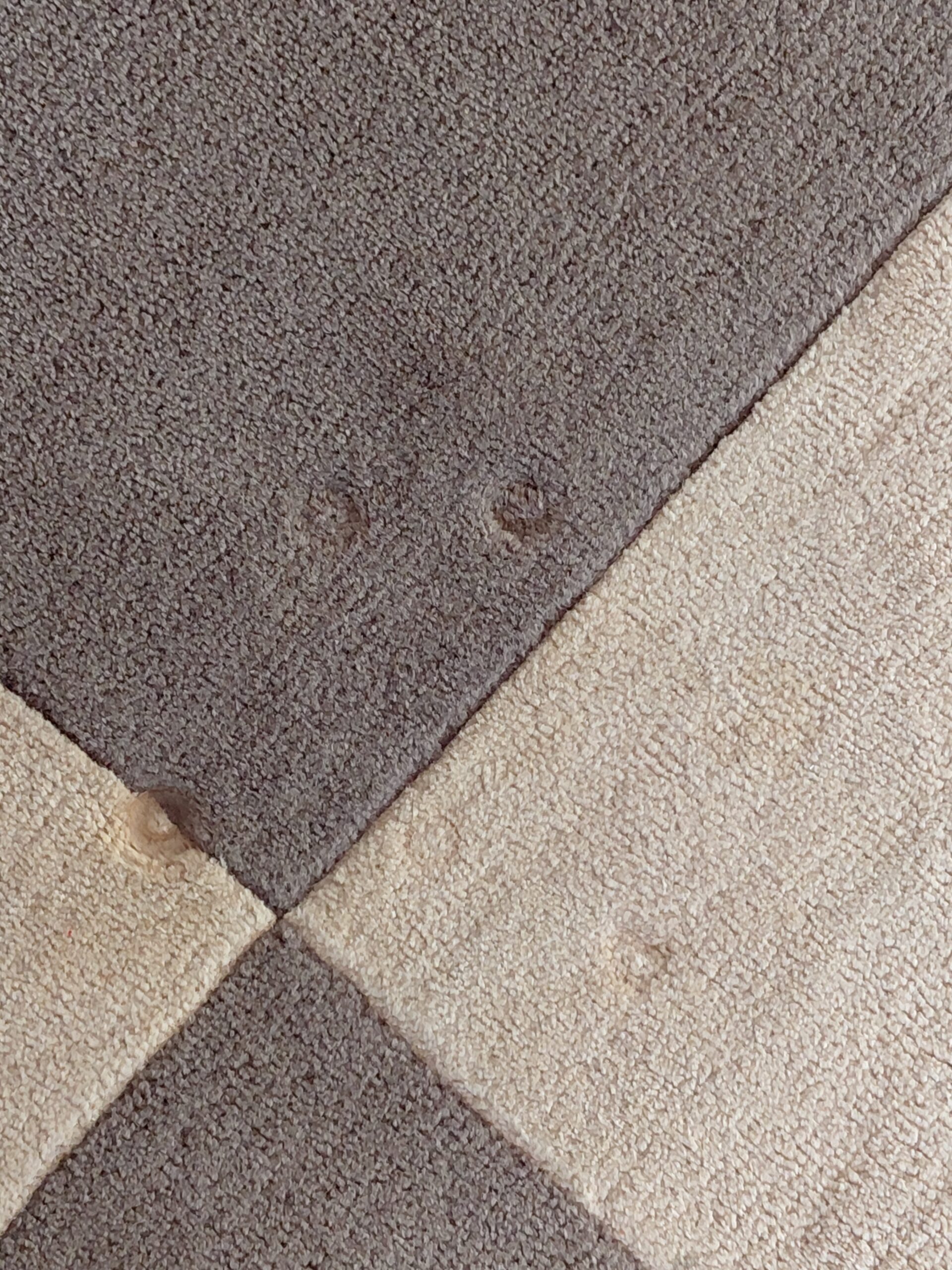 Alfombra Moderna con Diseño Geométrico a Cuadros en Tonos Beige, Topo y Gris - Imagen 5