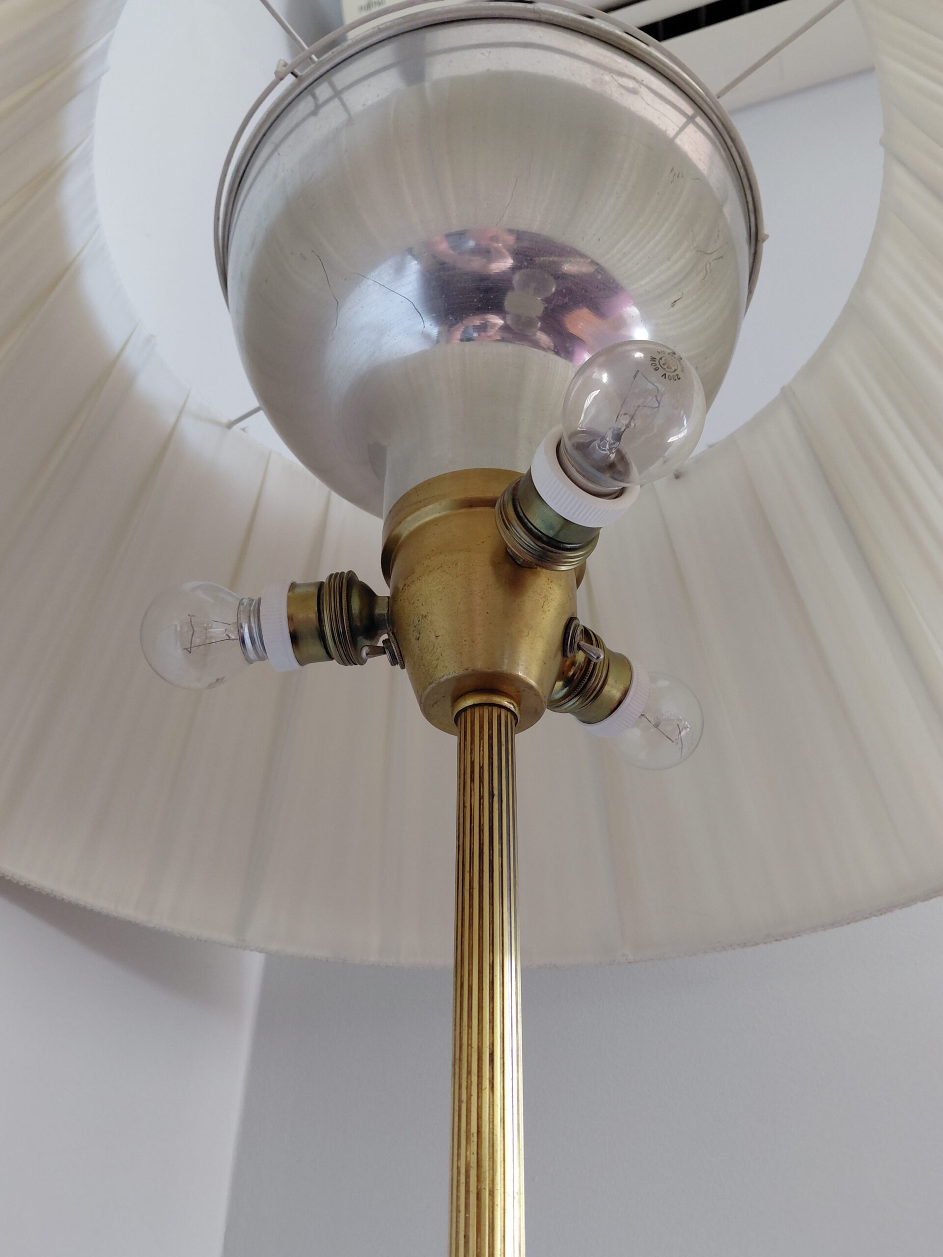 Lámpara con Mástil Dorado de Latón y Pantalla Plisada - Imagen 6