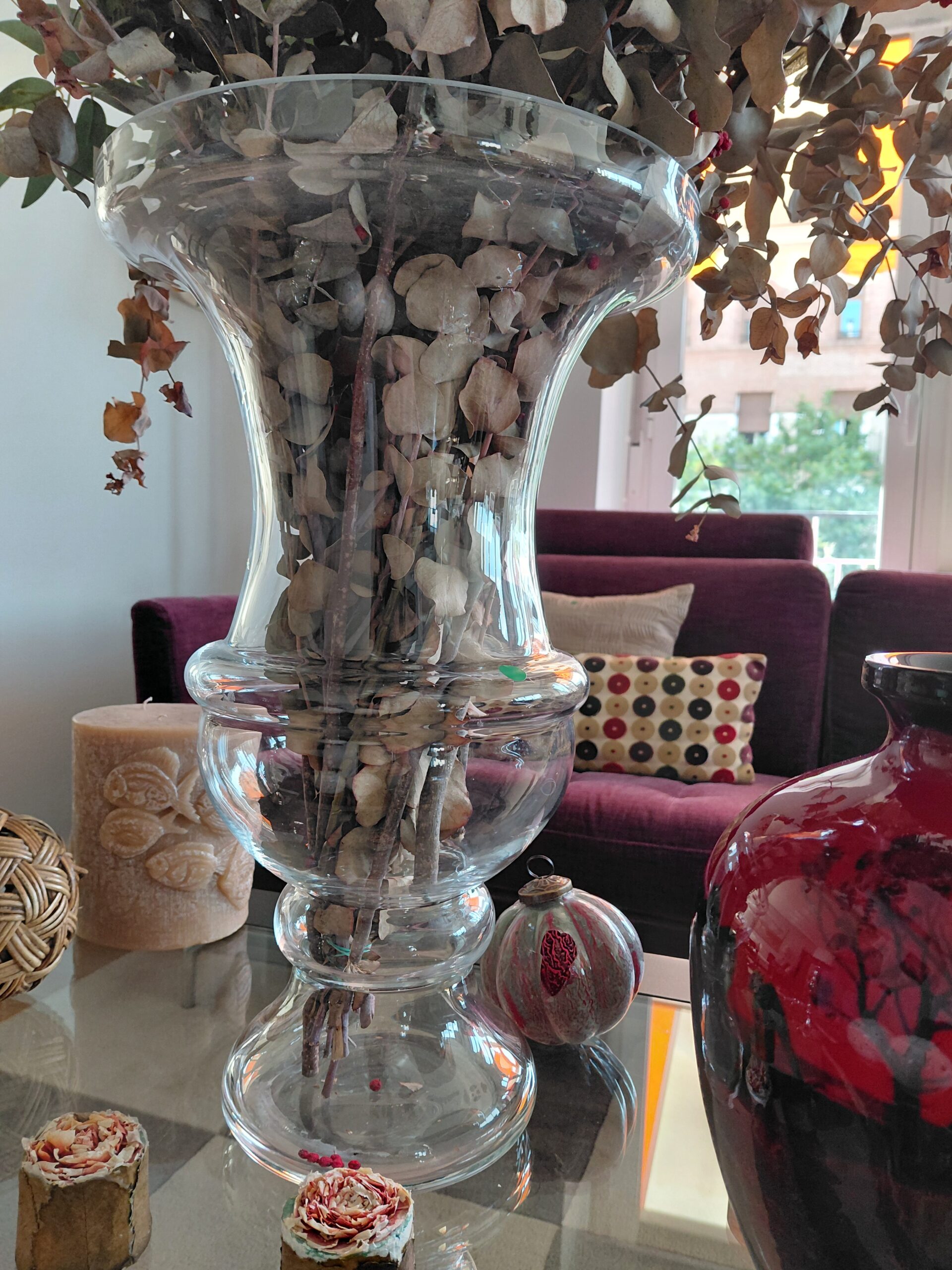 Jarrón de cristal transparente grande con ramo decorativo - Imagen 3