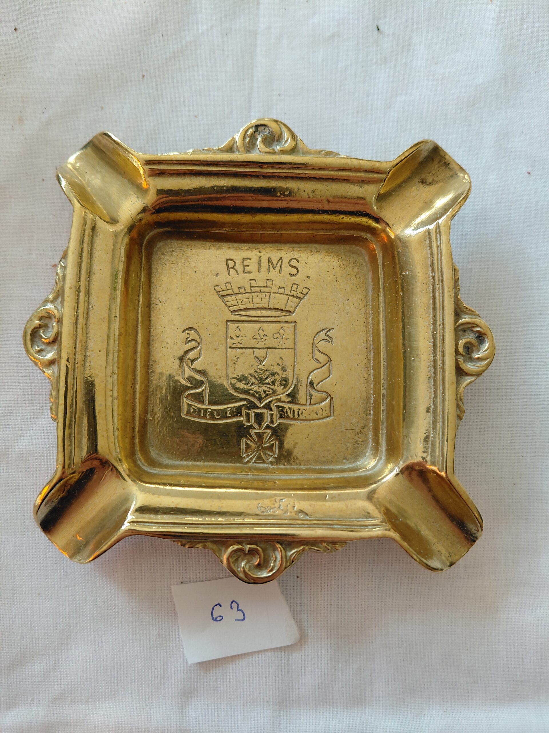 Cenicero vintage dorado de Reims con escudo en relieve
