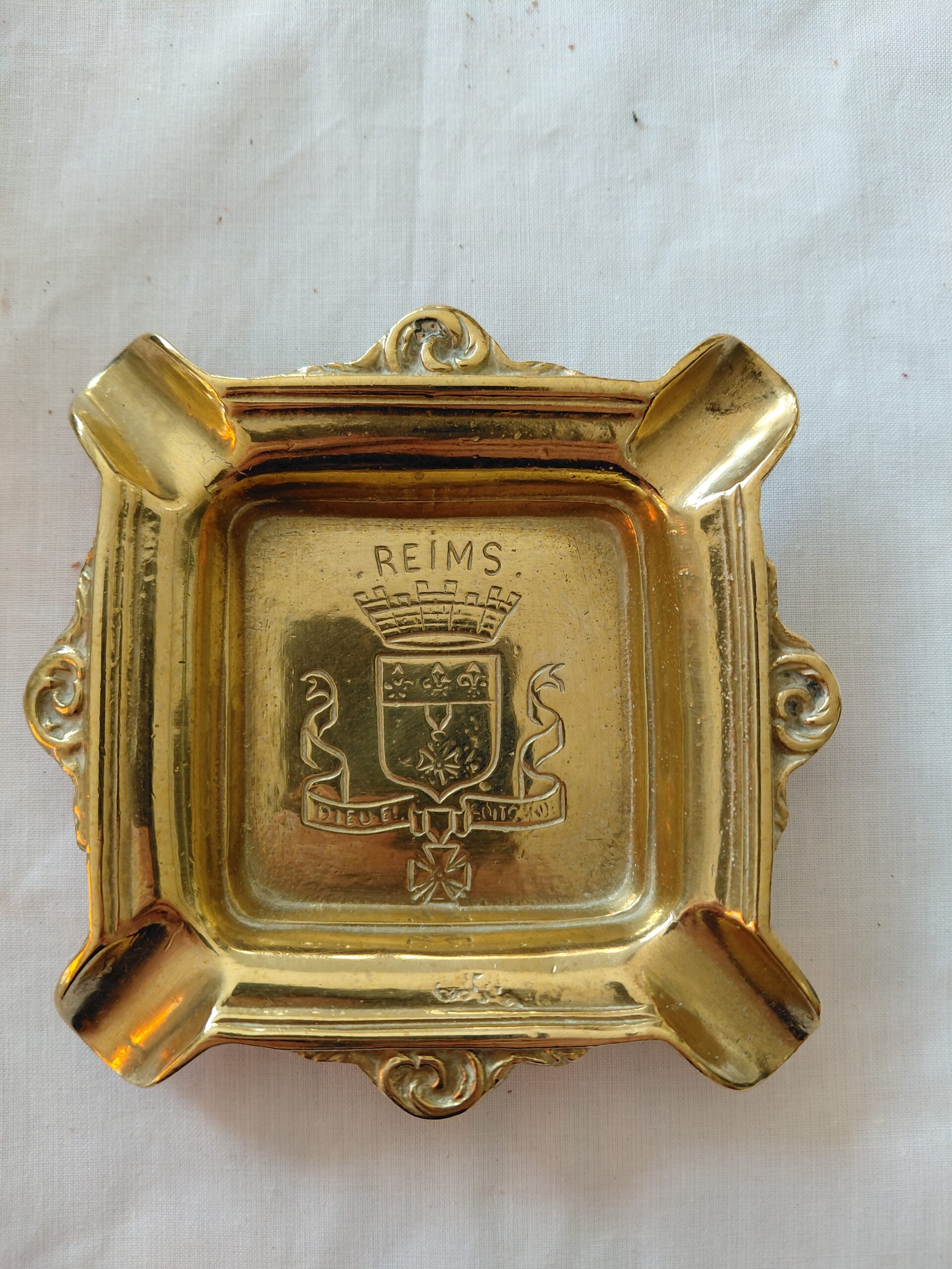 Cenicero vintage dorado de Reims con escudo en relieve - Imagen 3