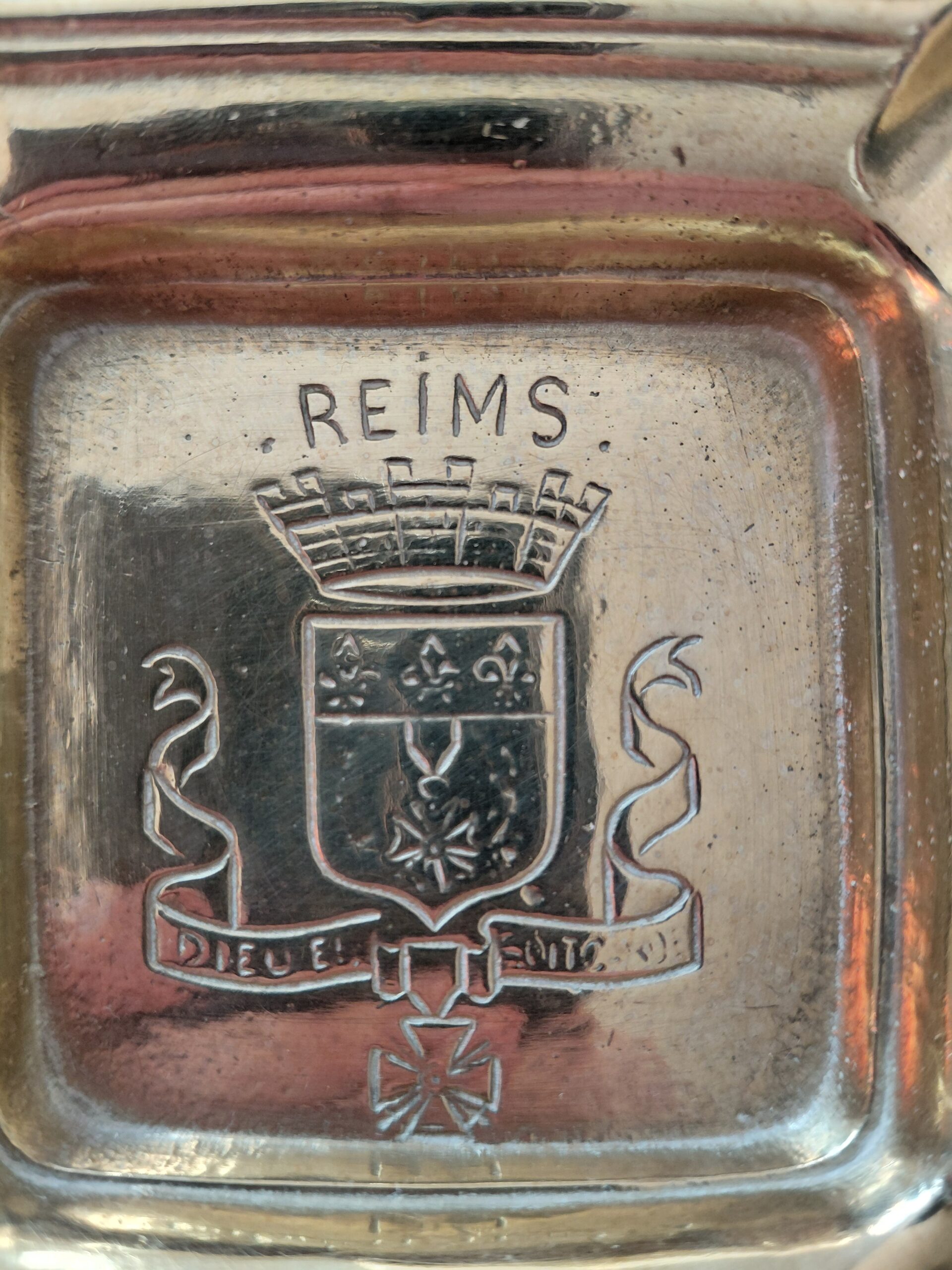 Cenicero vintage dorado de Reims con escudo en relieve - Imagen 4