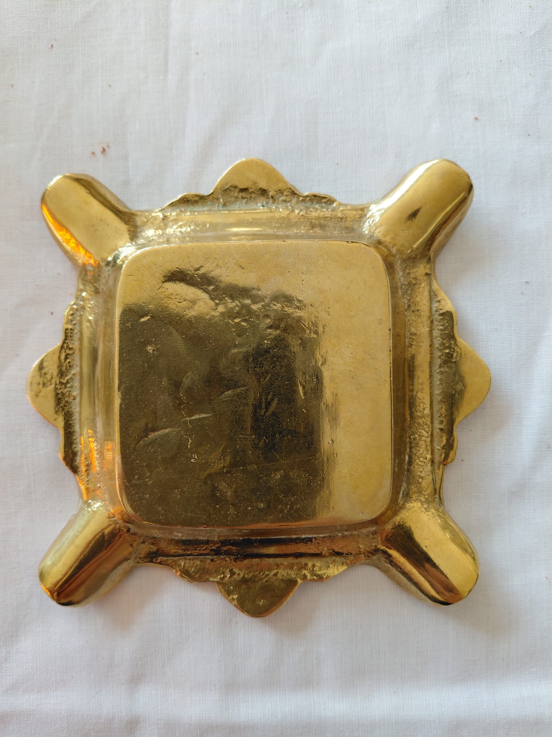 Cenicero vintage dorado de Reims con escudo en relieve - Imagen 5
