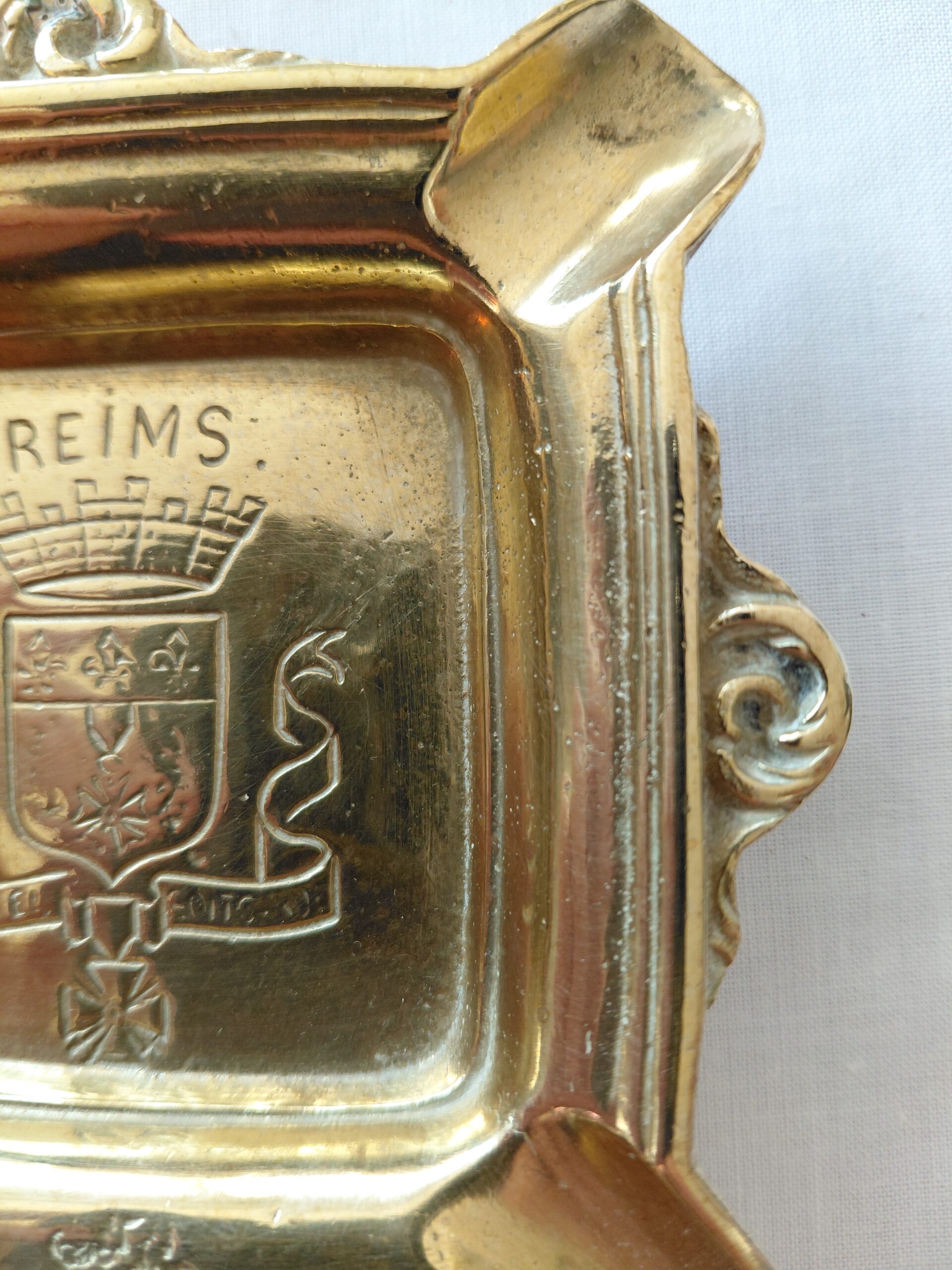 Cenicero vintage dorado de Reims con escudo en relieve - Imagen 7