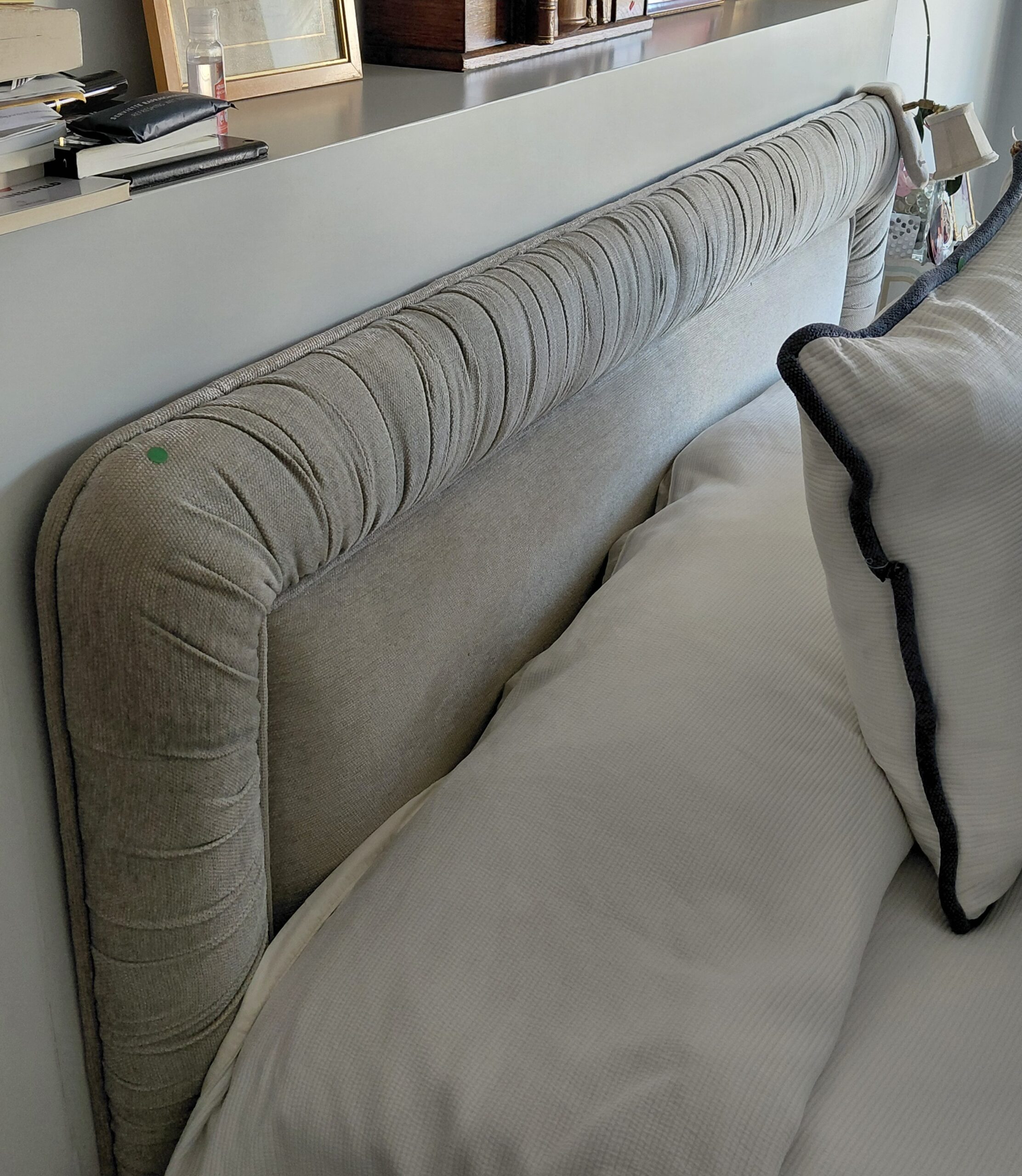 Cabecero tapizado beige para cama de matrimonio