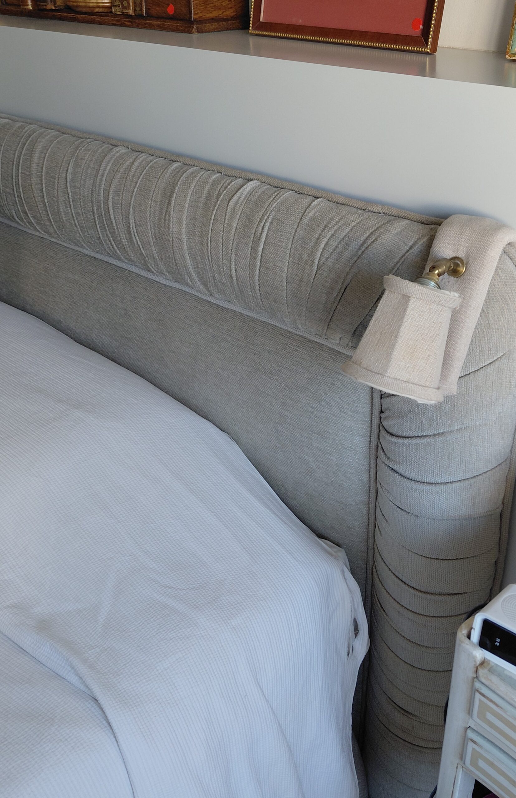 Cabecero tapizado beige para cama de matrimonio - Imagen 3