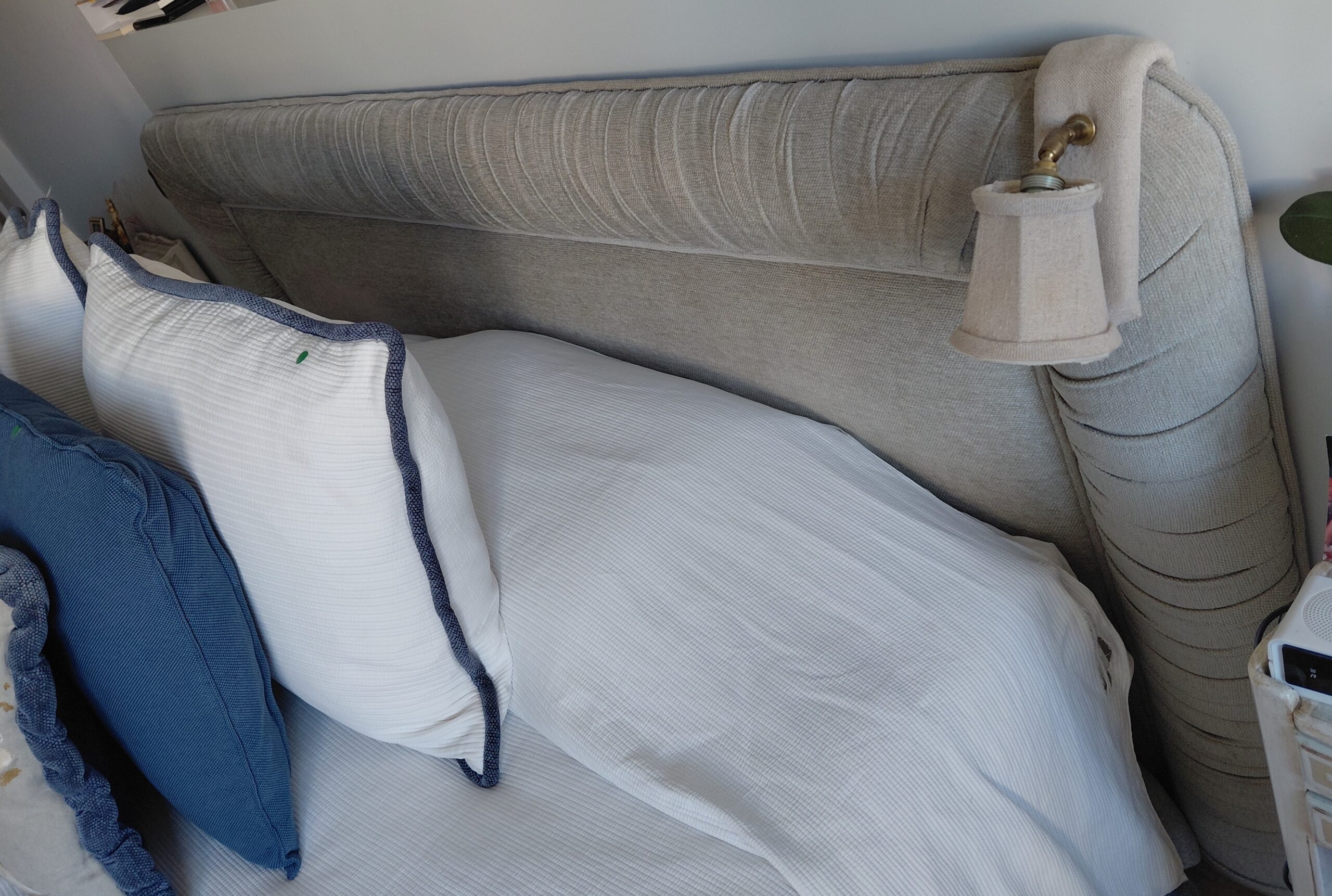 Cabecero tapizado beige para cama de matrimonio - Imagen 4
