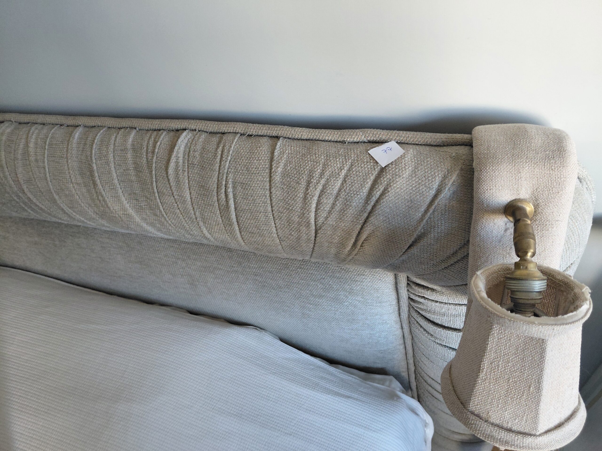 Cabecero tapizado beige para cama de matrimonio - Imagen 5