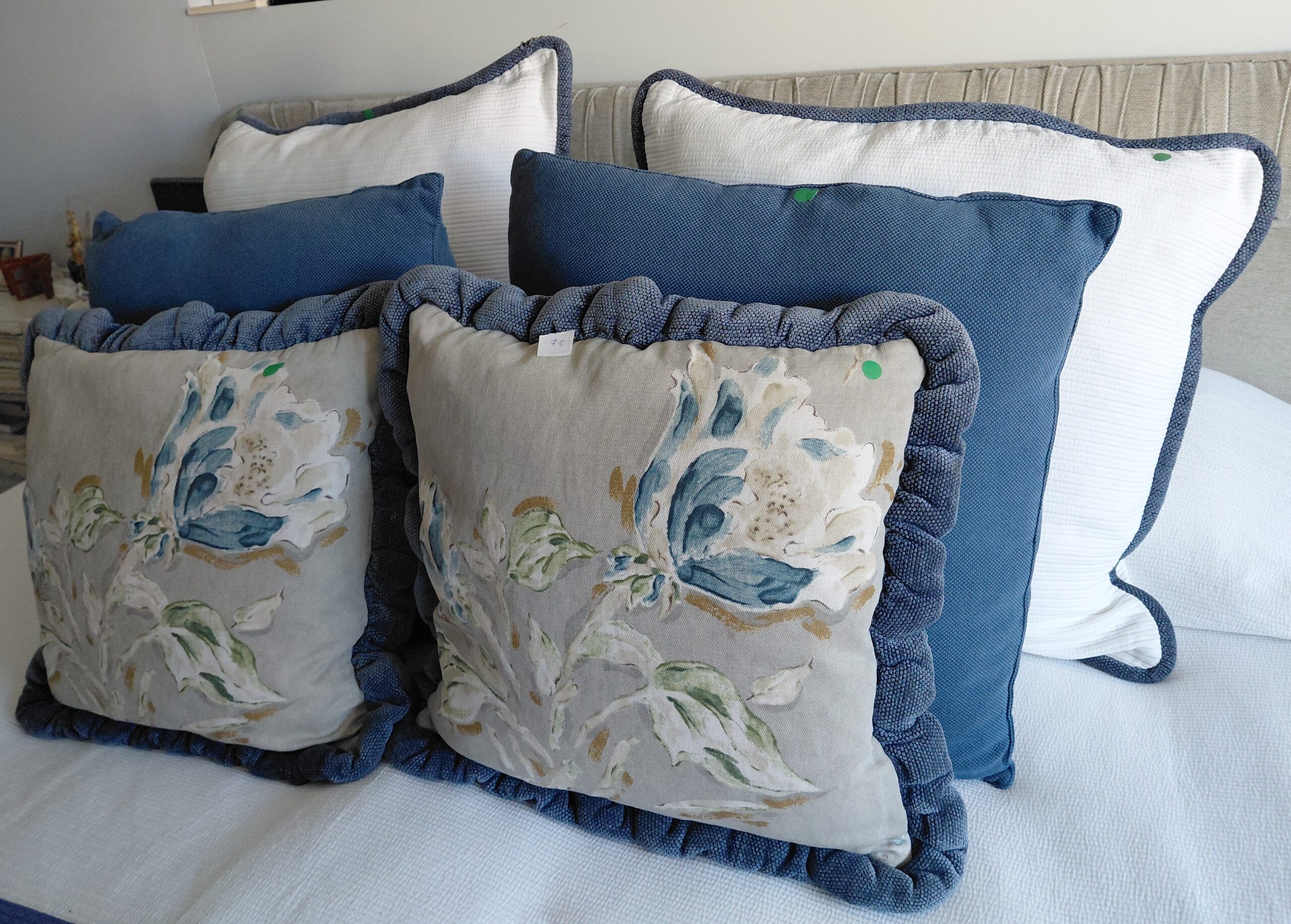Lote de cojines decorativos en azul y blanco con estampado floral - Imagen 2
