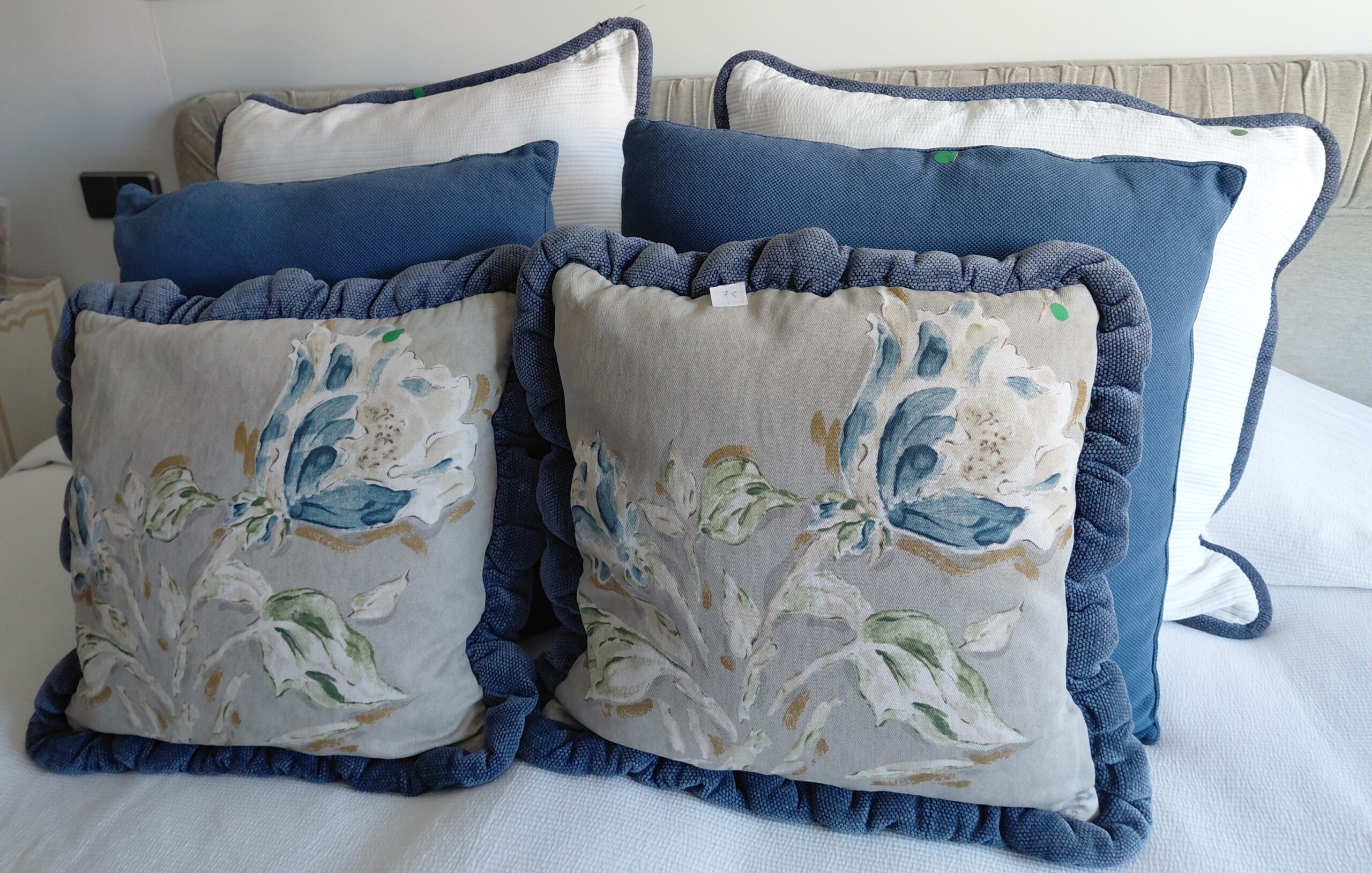 Lote de cojines decorativos en azul y blanco con estampado floral
