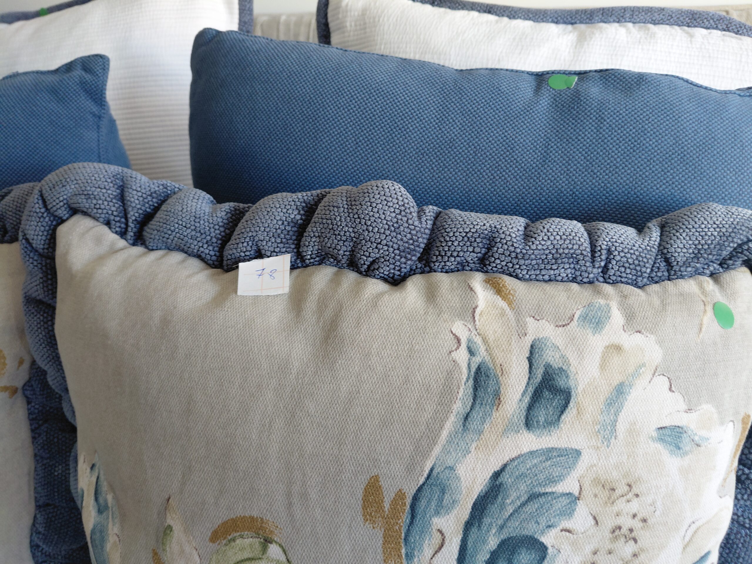 Lote de cojines decorativos en azul y blanco con estampado floral - Imagen 4