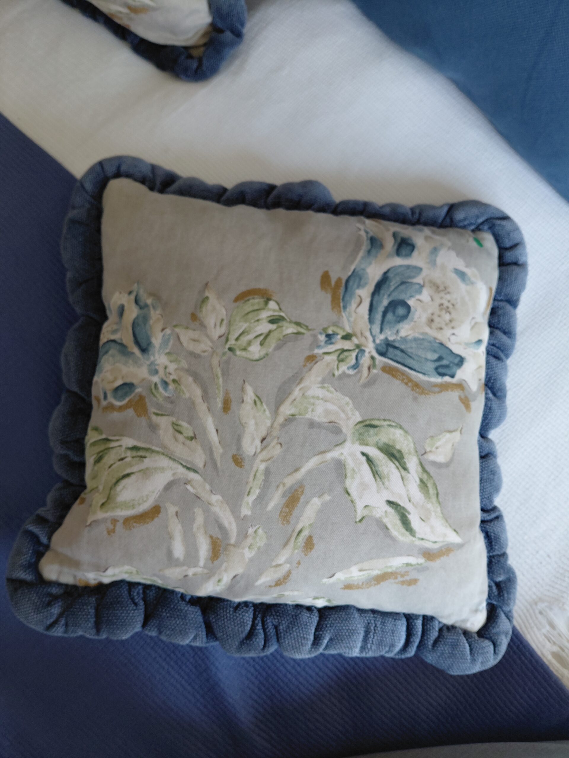 Lote de cojines decorativos en azul y blanco con estampado floral - Imagen 5