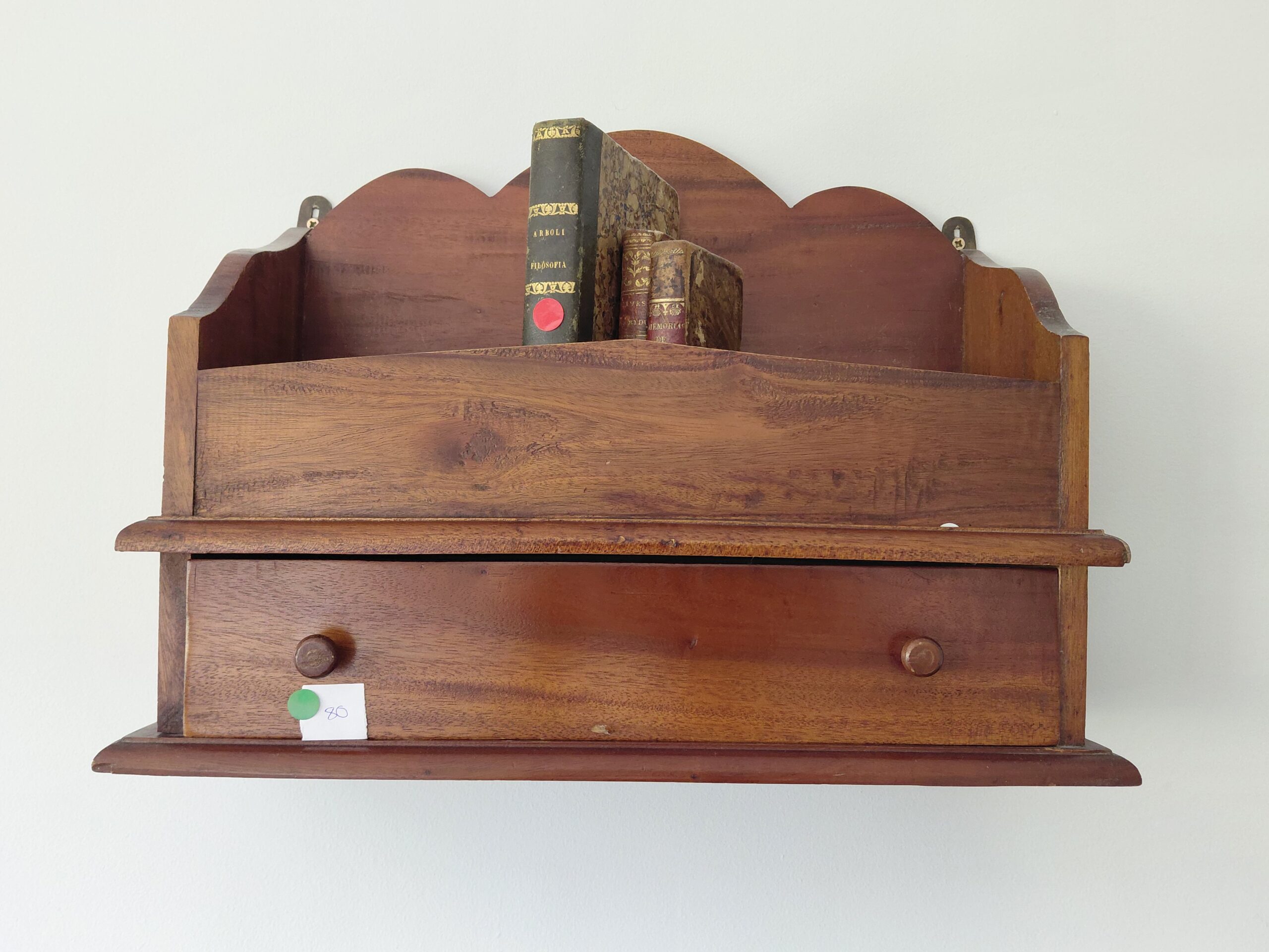Estantería de pared vintage de madera con cajón y repisa