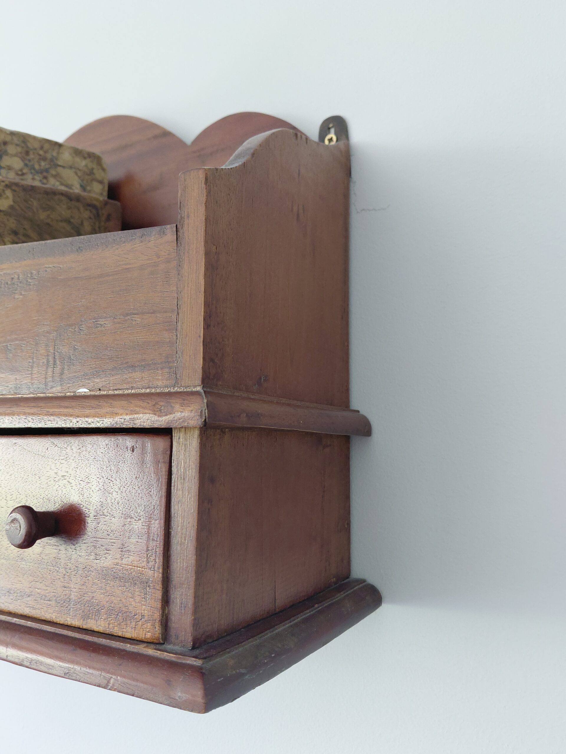 Estantería de pared vintage de madera con cajón y repisa - Imagen 3