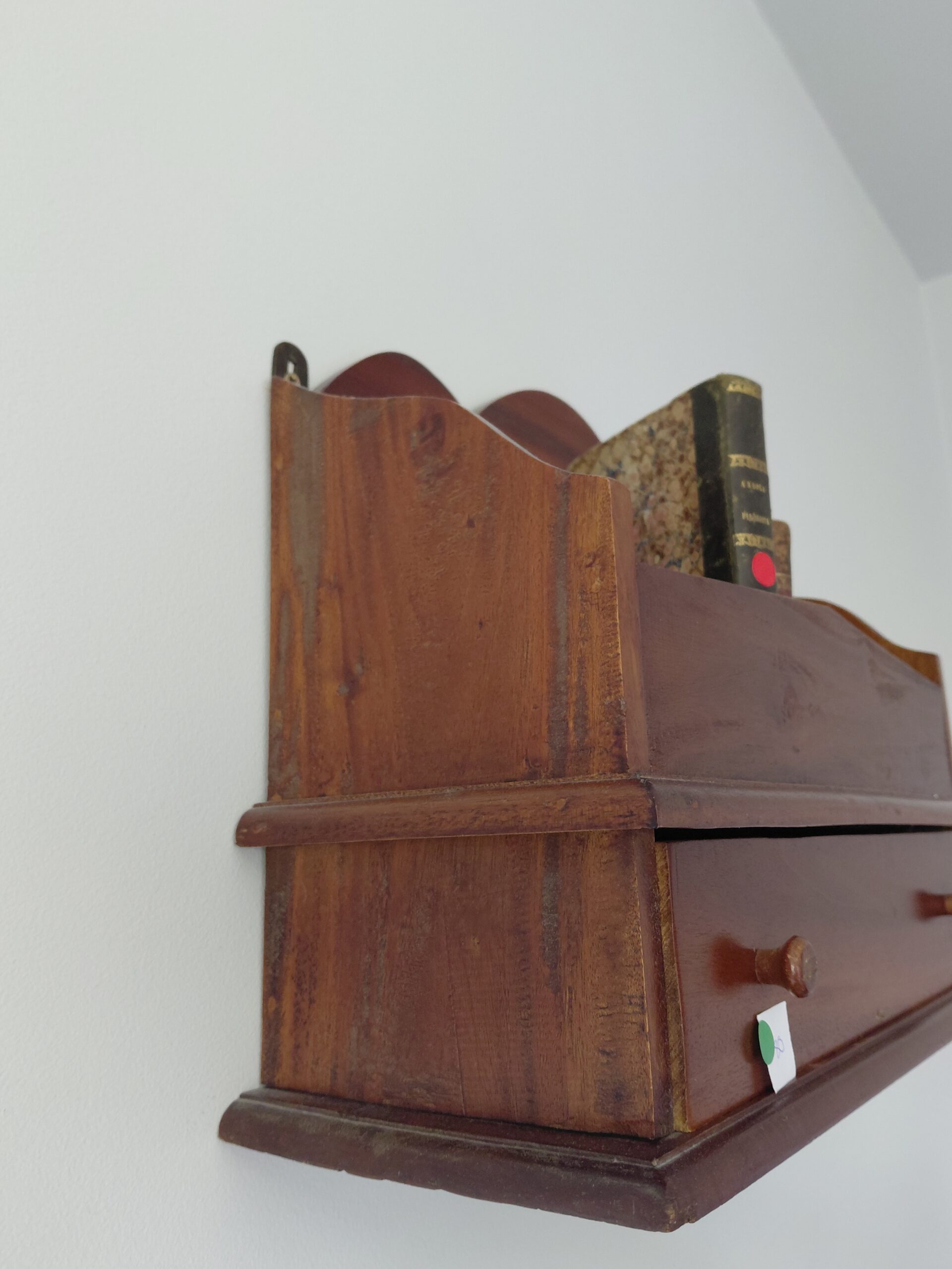 Estantería de pared vintage de madera con cajón y repisa - Imagen 4