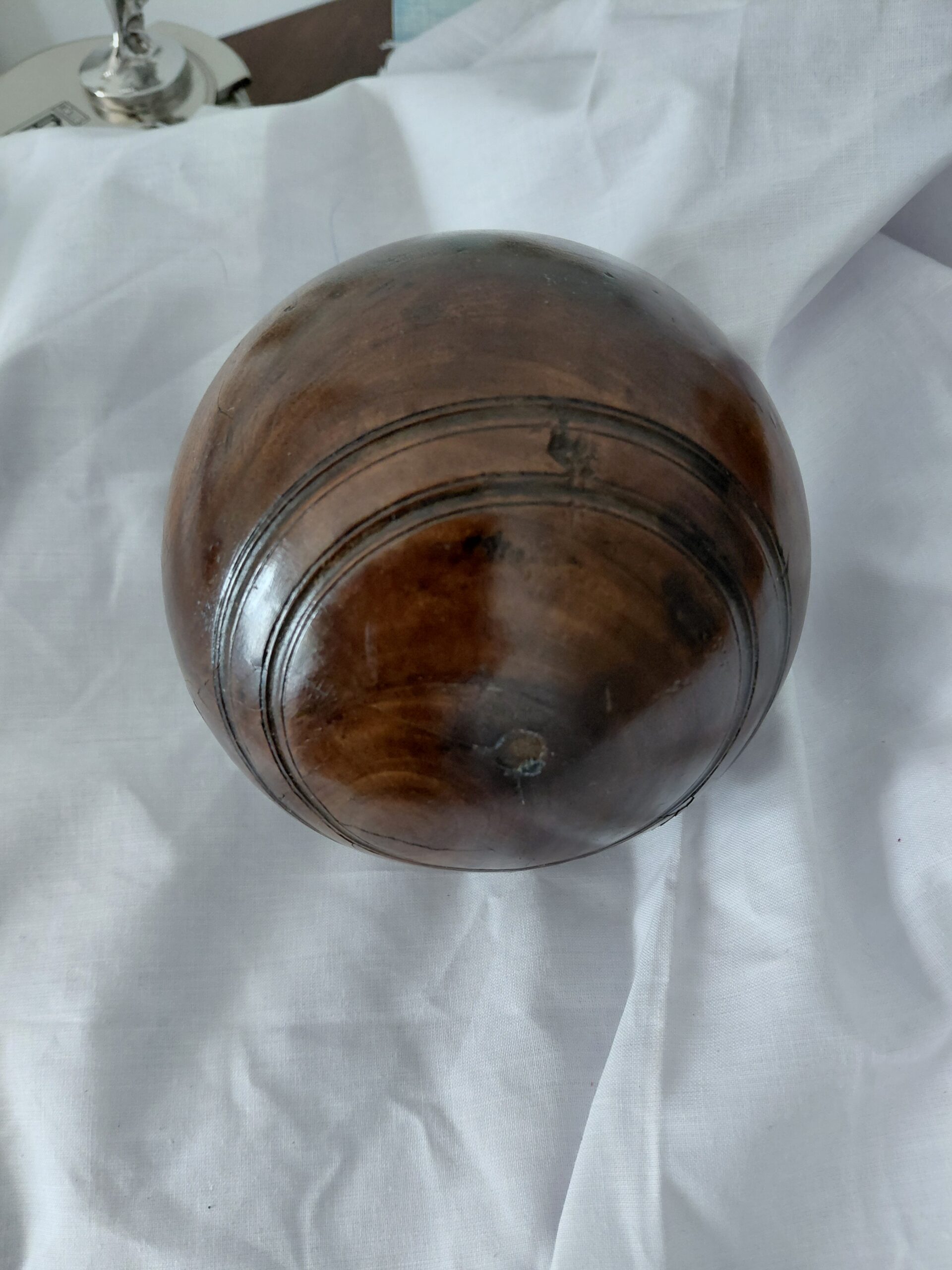 Bola de Madera Antigua Tallada