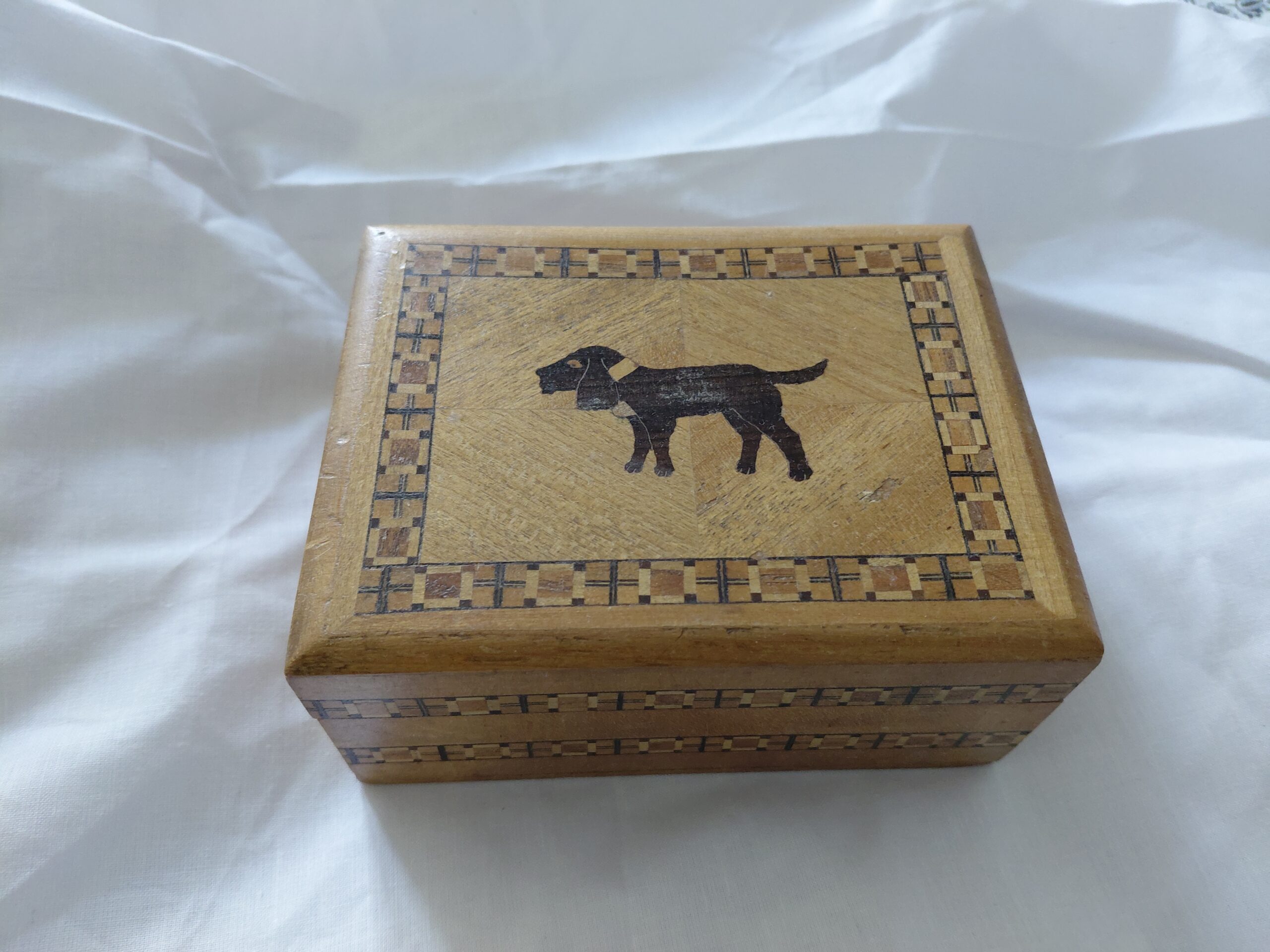Caja vintage de madera con marquetería y dibujo de perro