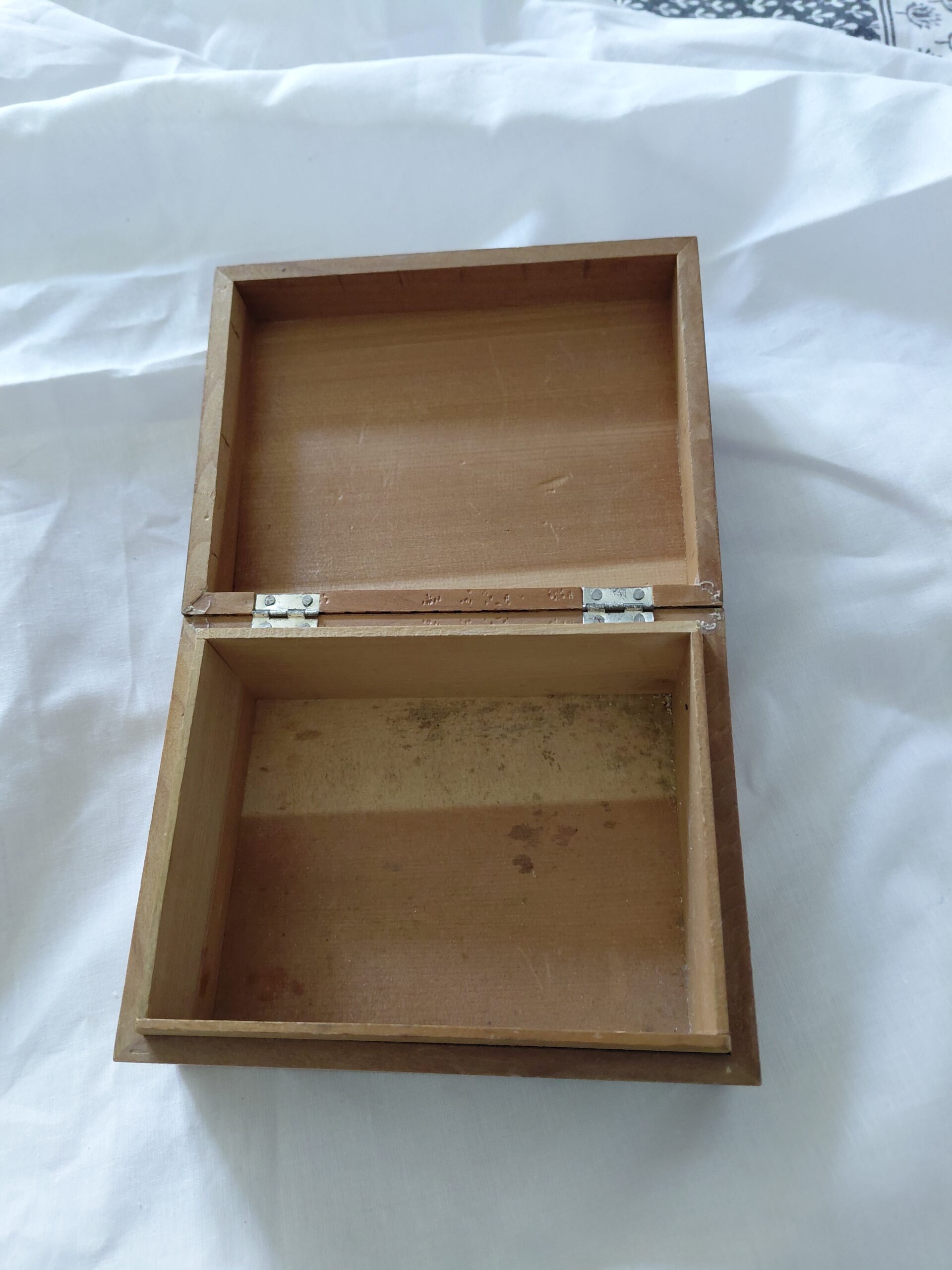 Caja vintage de madera con marquetería y dibujo de perro - Imagen 3