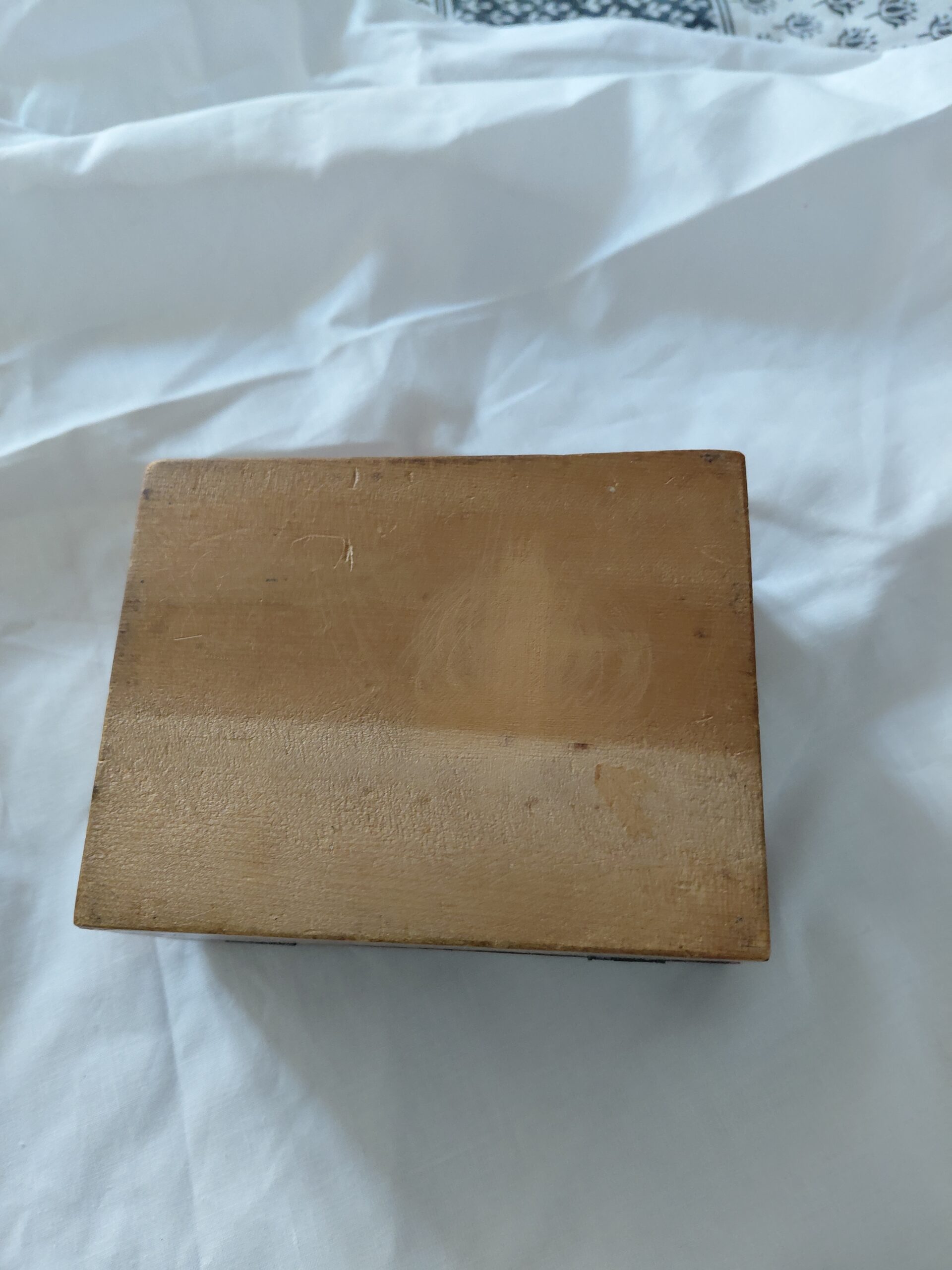 Caja vintage de madera con marquetería y dibujo de perro - Imagen 4
