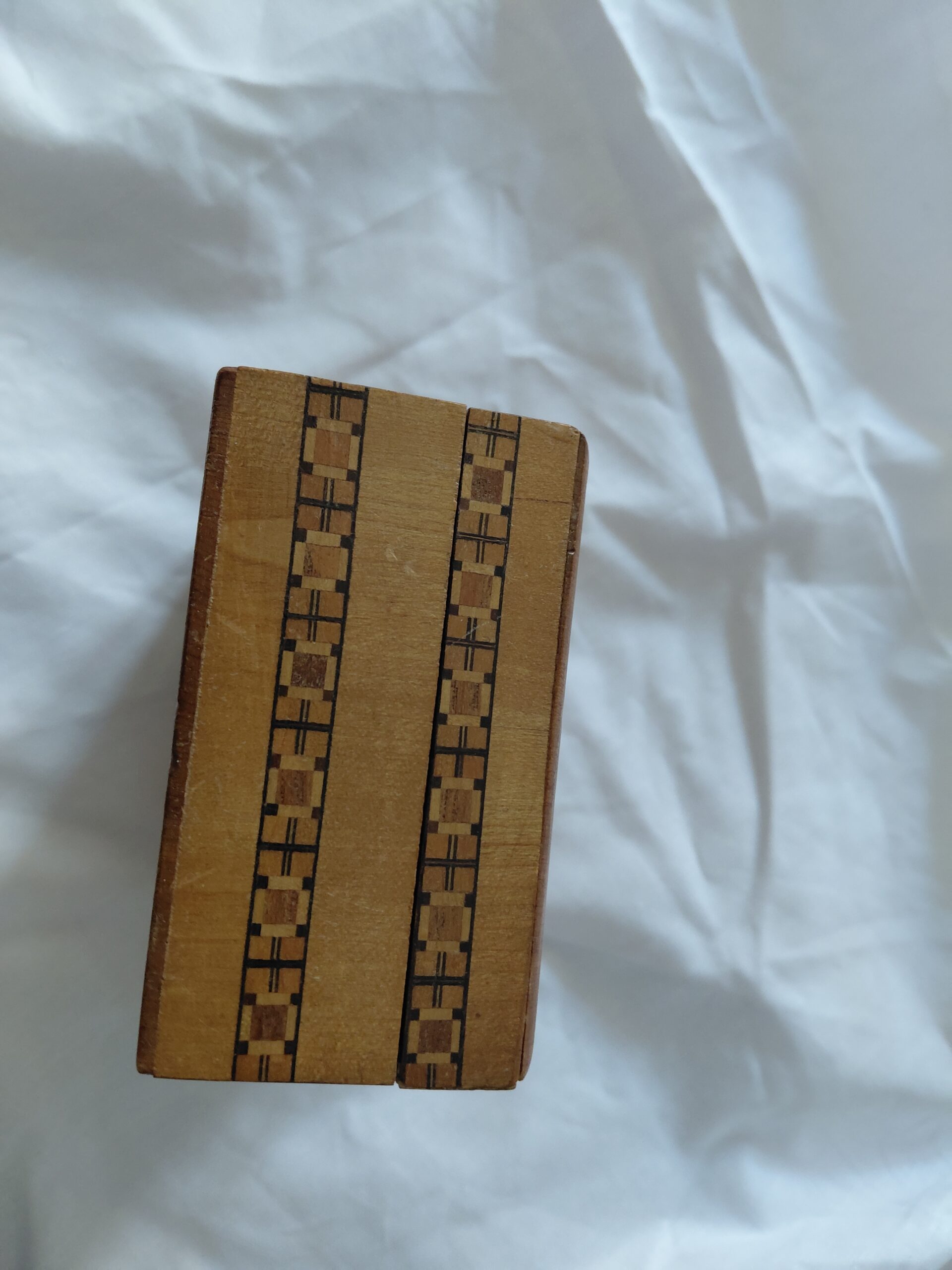 Caja vintage de madera con marquetería y dibujo de perro - Imagen 5