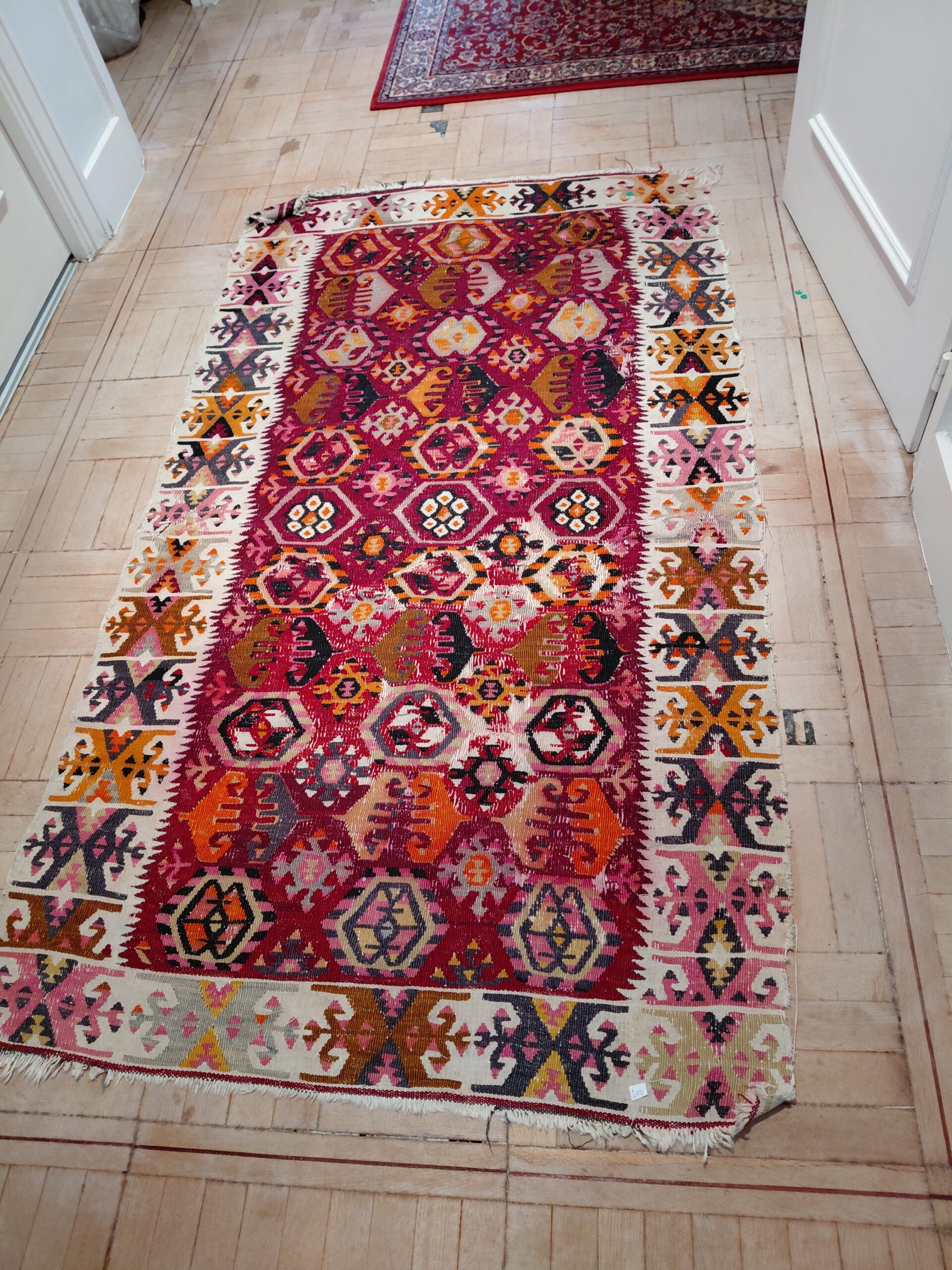 Alfombra Kilim Étnica de Lana – Diseño Geométrico de Rombos en Fucsia y Ocre - Imagen 2