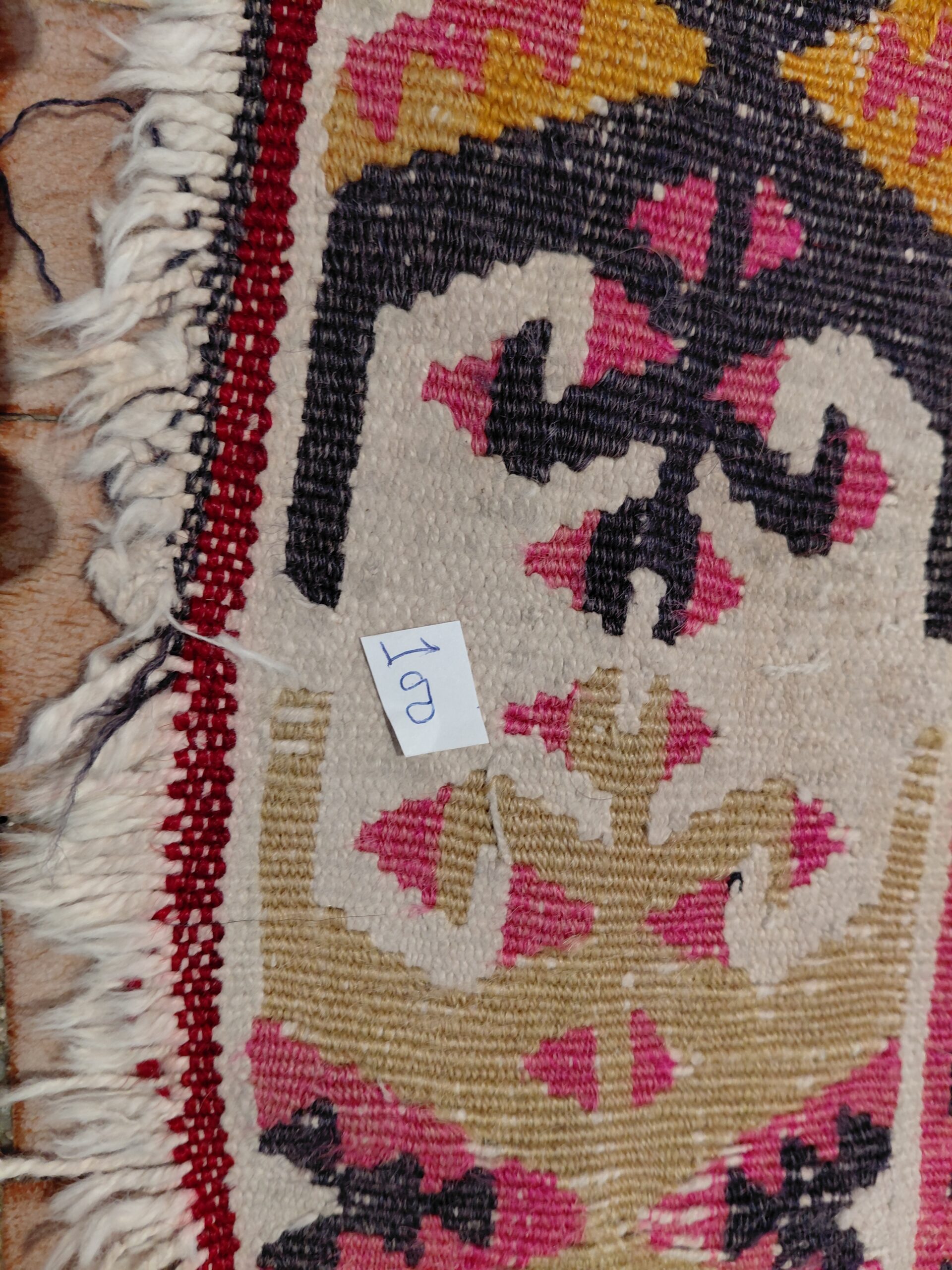 Alfombra Kilim Étnica de Lana – Diseño Geométrico de Rombos en Fucsia y Ocre - Imagen 3