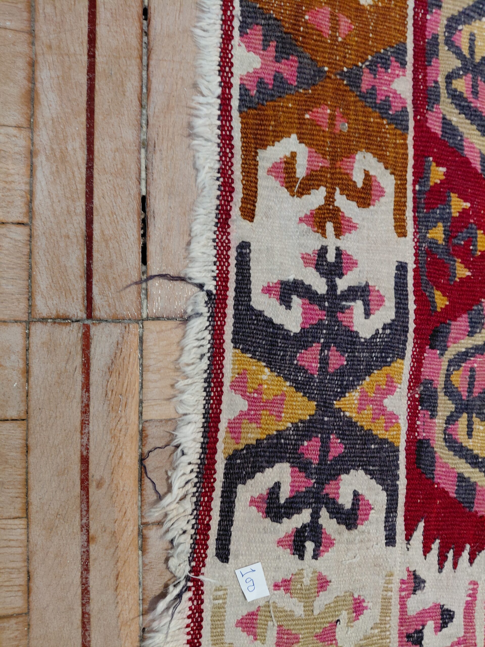 Alfombra Kilim Étnica de Lana – Diseño Geométrico de Rombos en Fucsia y Ocre - Imagen 4
