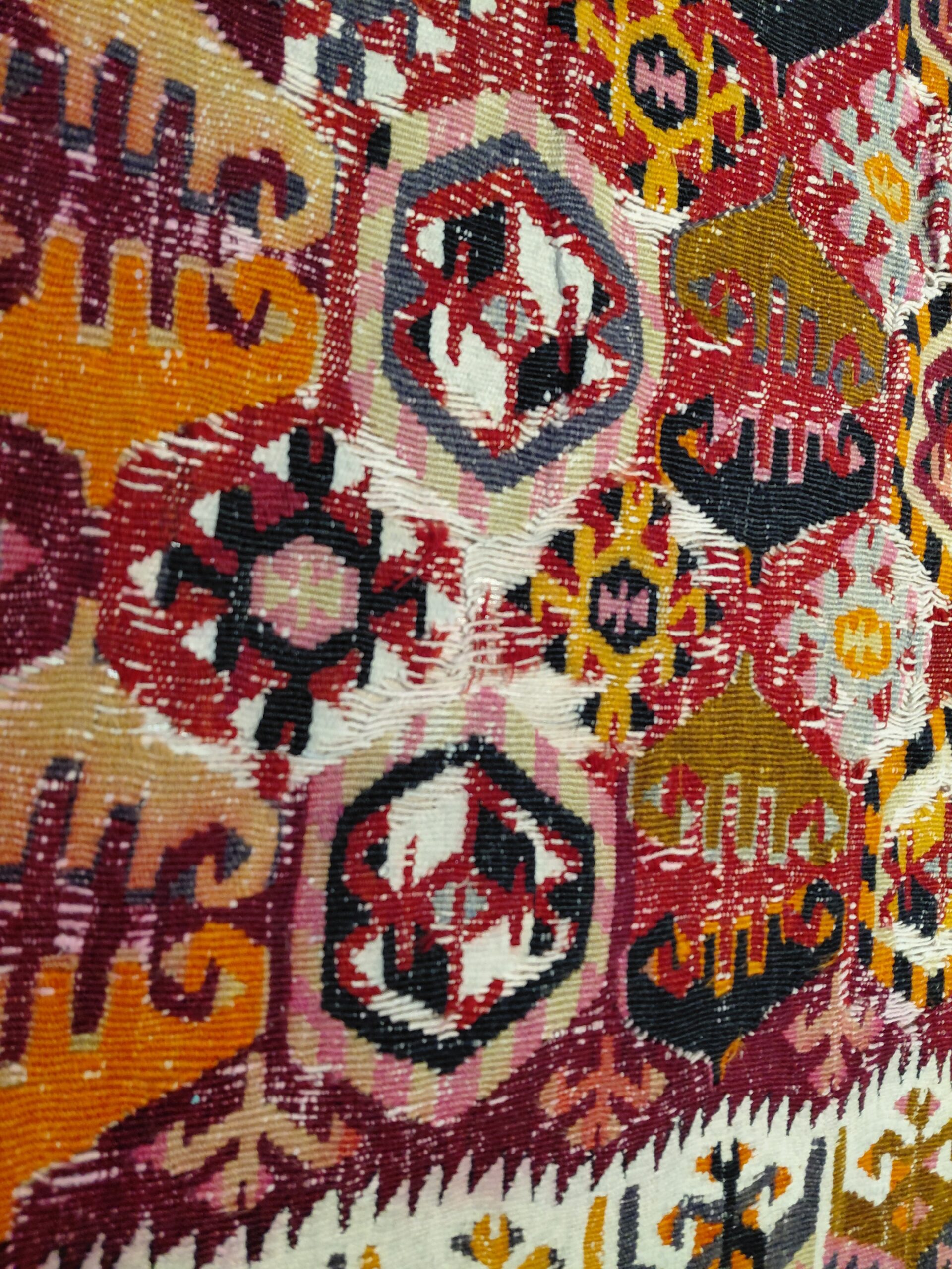 Alfombra Kilim Étnica de Lana – Diseño Geométrico de Rombos en Fucsia y Ocre - Imagen 5