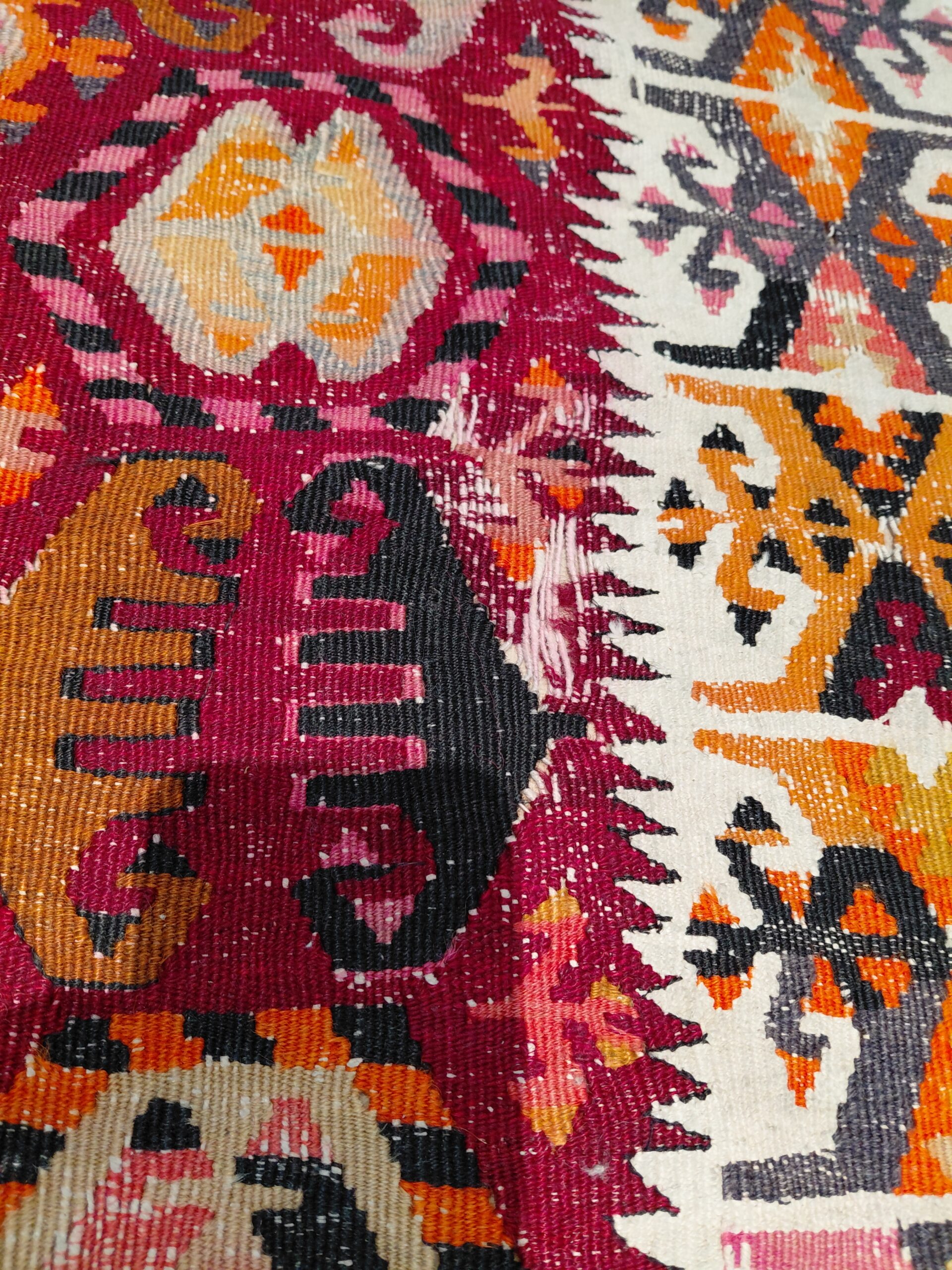 Alfombra Kilim Étnica de Lana – Diseño Geométrico de Rombos en Fucsia y Ocre