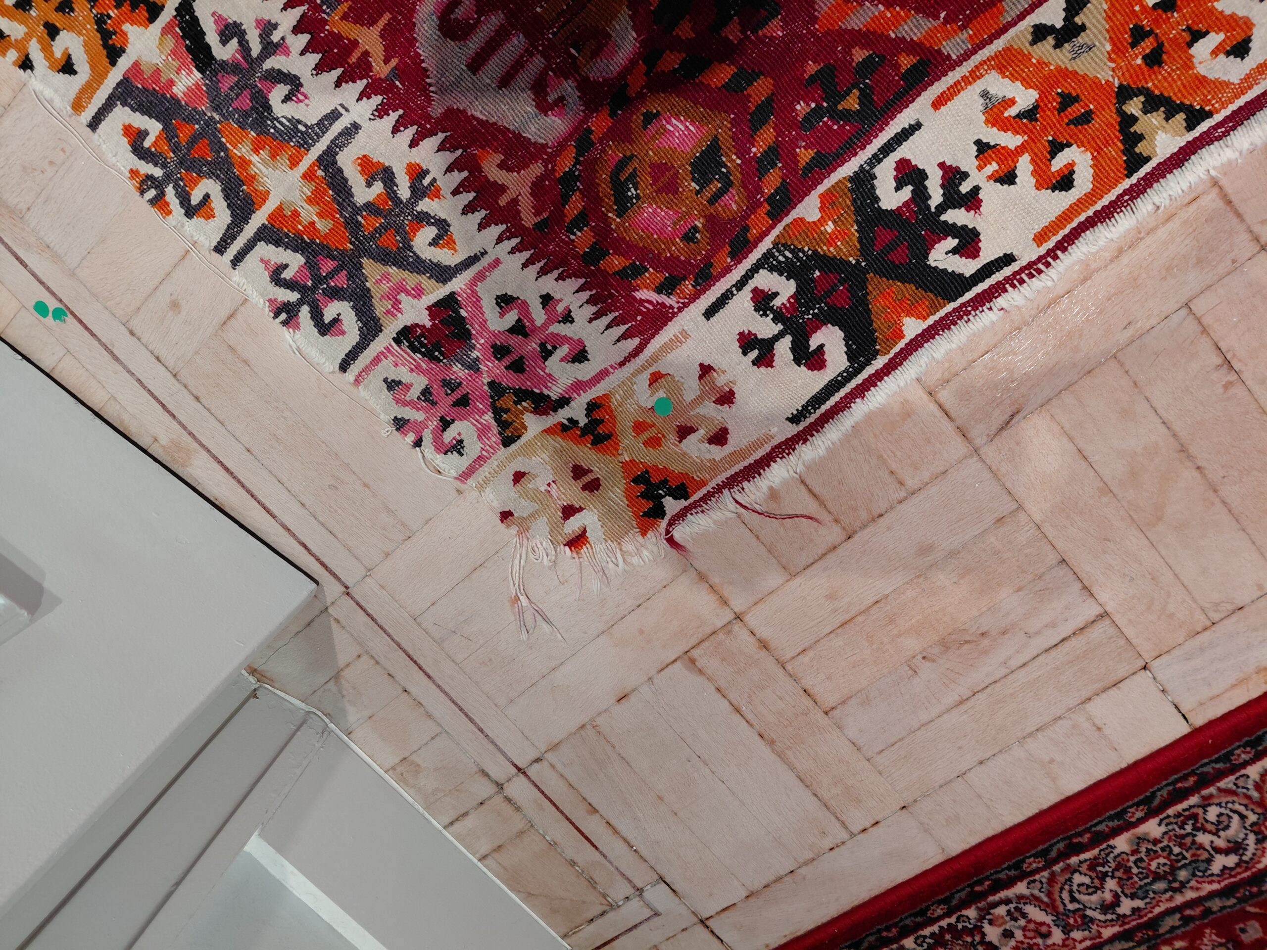 Alfombra Kilim Étnica de Lana – Diseño Geométrico de Rombos en Fucsia y Ocre - Imagen 7