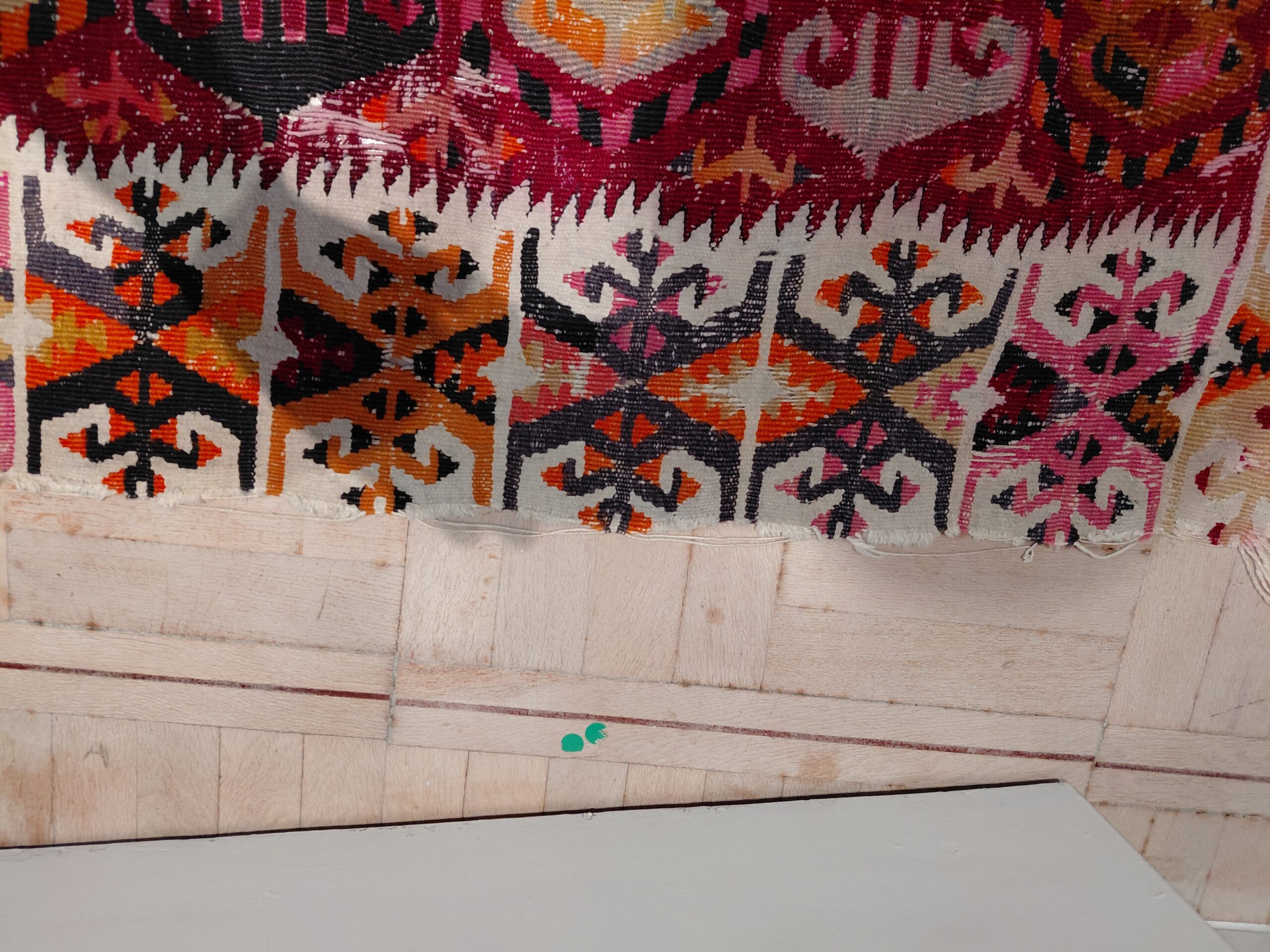 Alfombra Kilim Étnica de Lana – Diseño Geométrico de Rombos en Fucsia y Ocre - Imagen 8