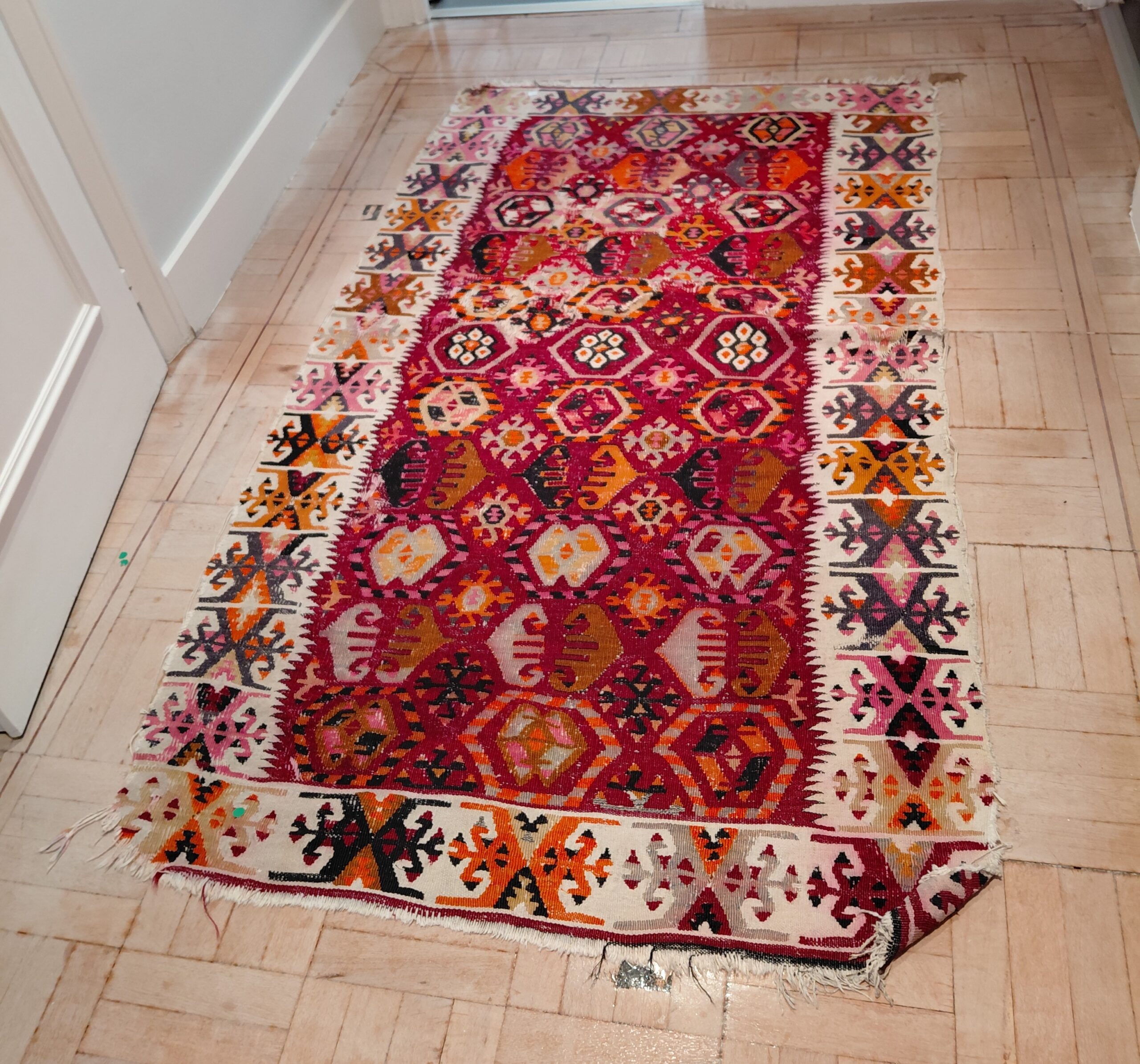 Alfombra Kilim Étnica de Lana – Diseño Geométrico de Rombos en Fucsia y Ocre - Imagen 9