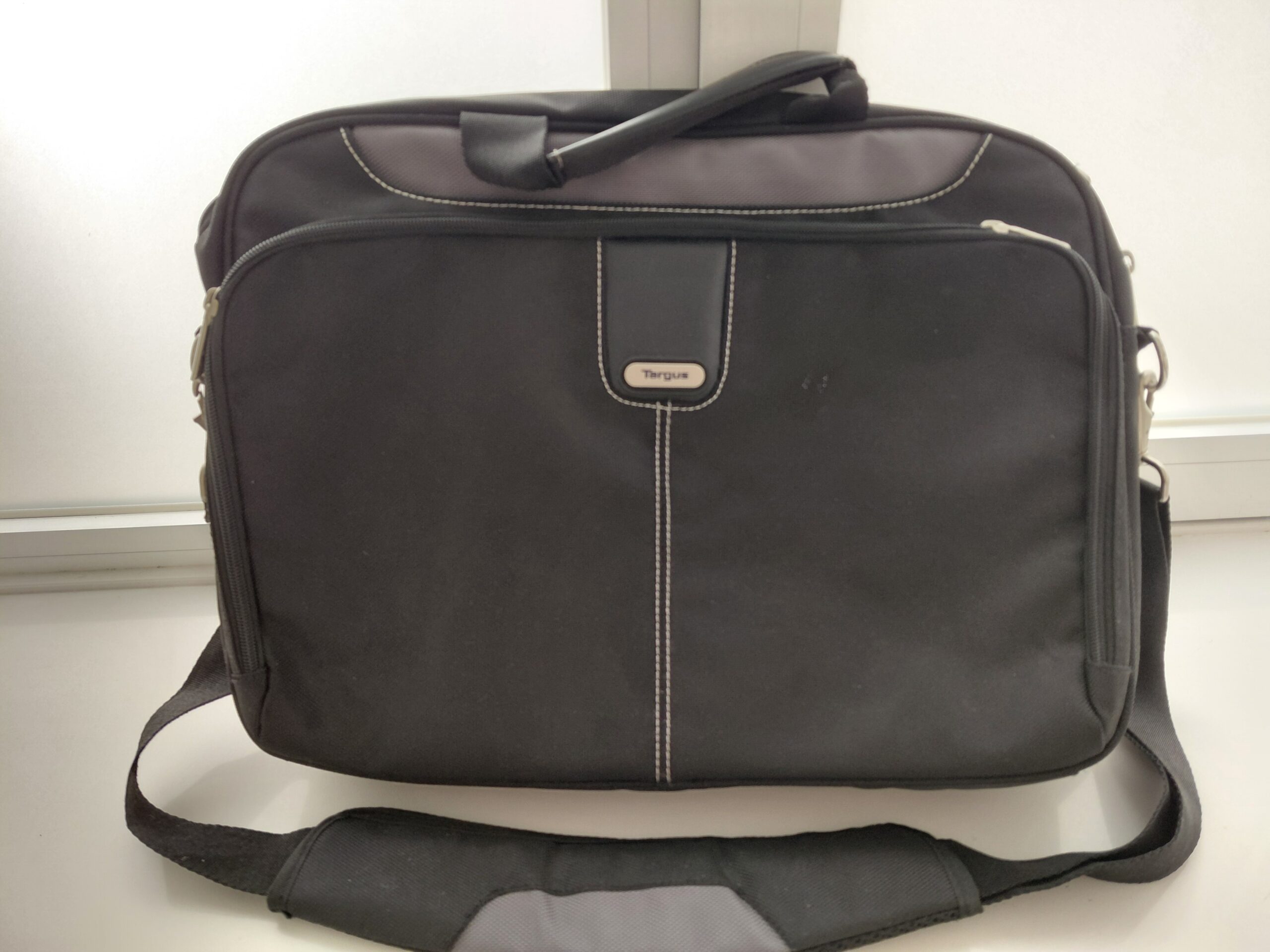 Maletín Targus negro para portátil con bandolera