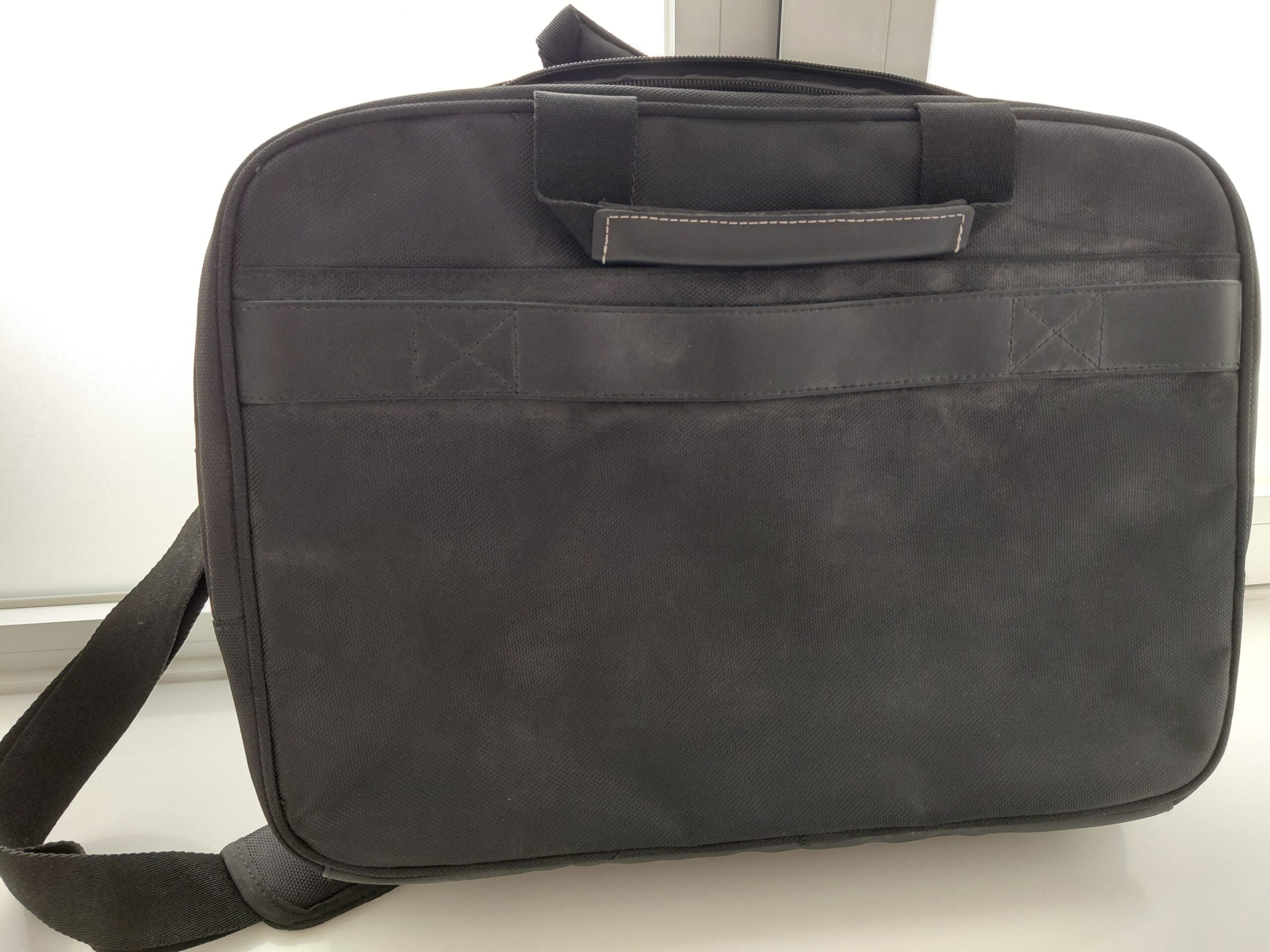 Maletín Targus negro para portátil con bandolera - Imagen 3