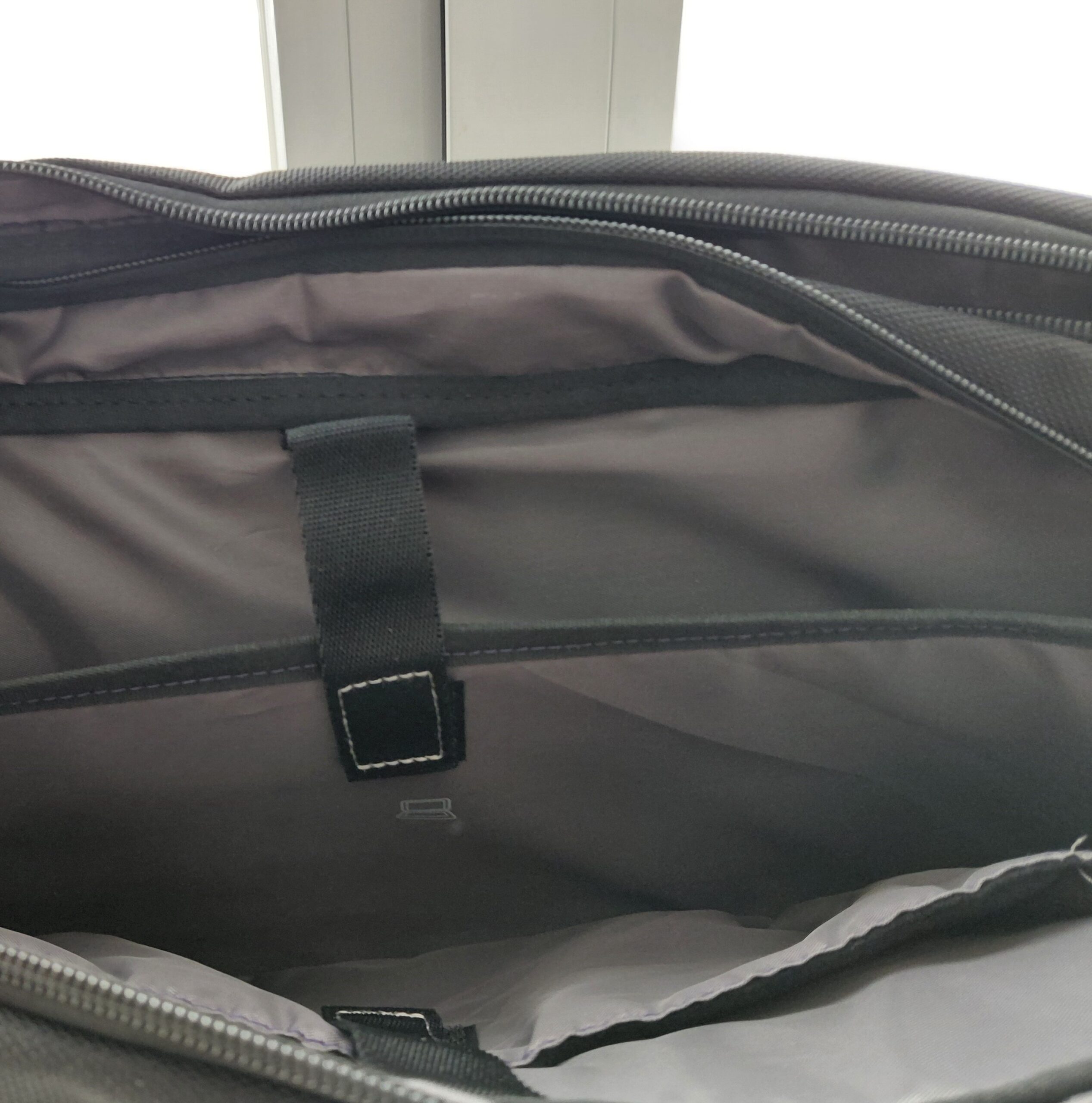 Maletín Targus negro para portátil con bandolera - Imagen 4