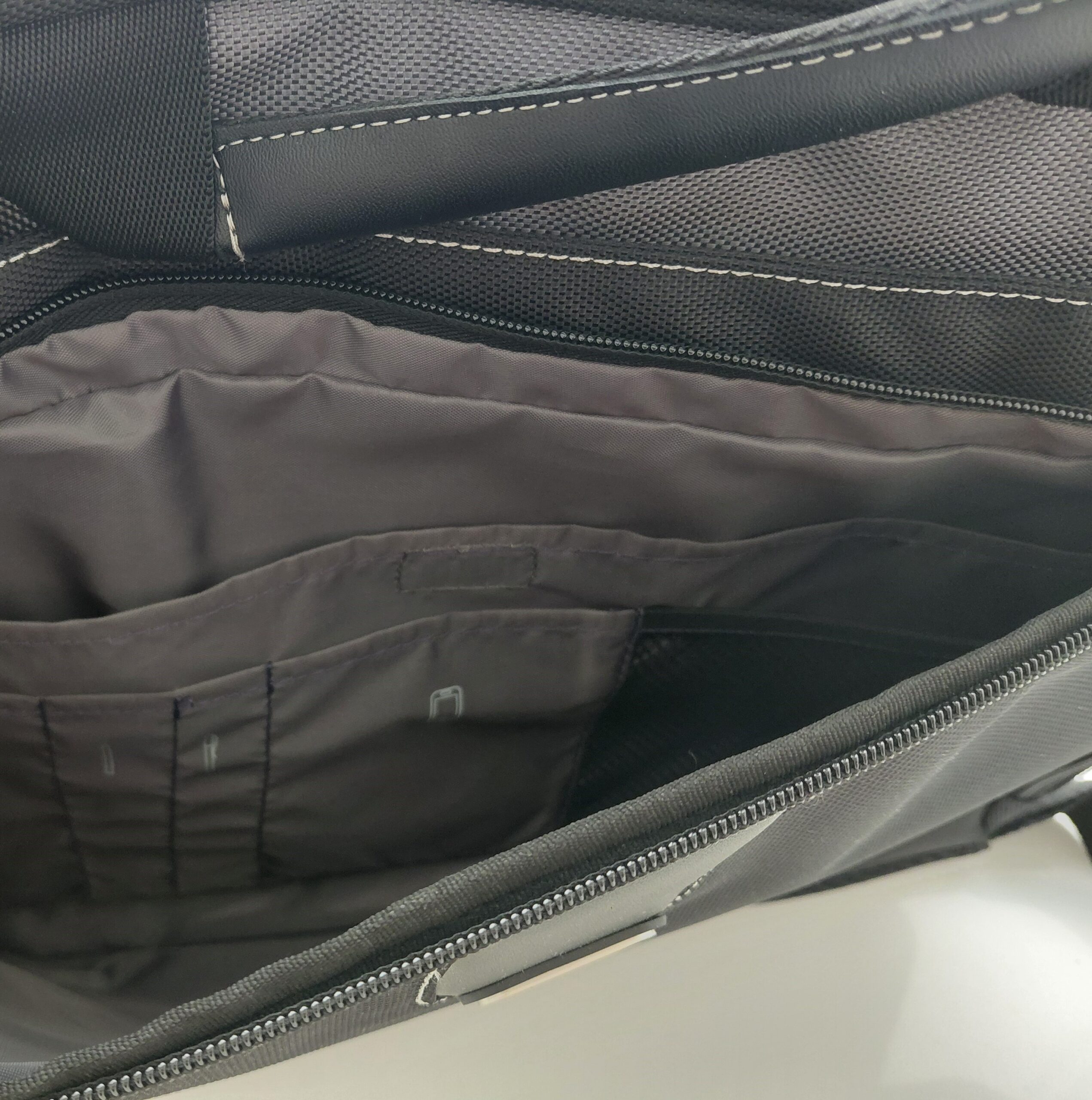 Maletín Targus negro para portátil con bandolera - Imagen 5