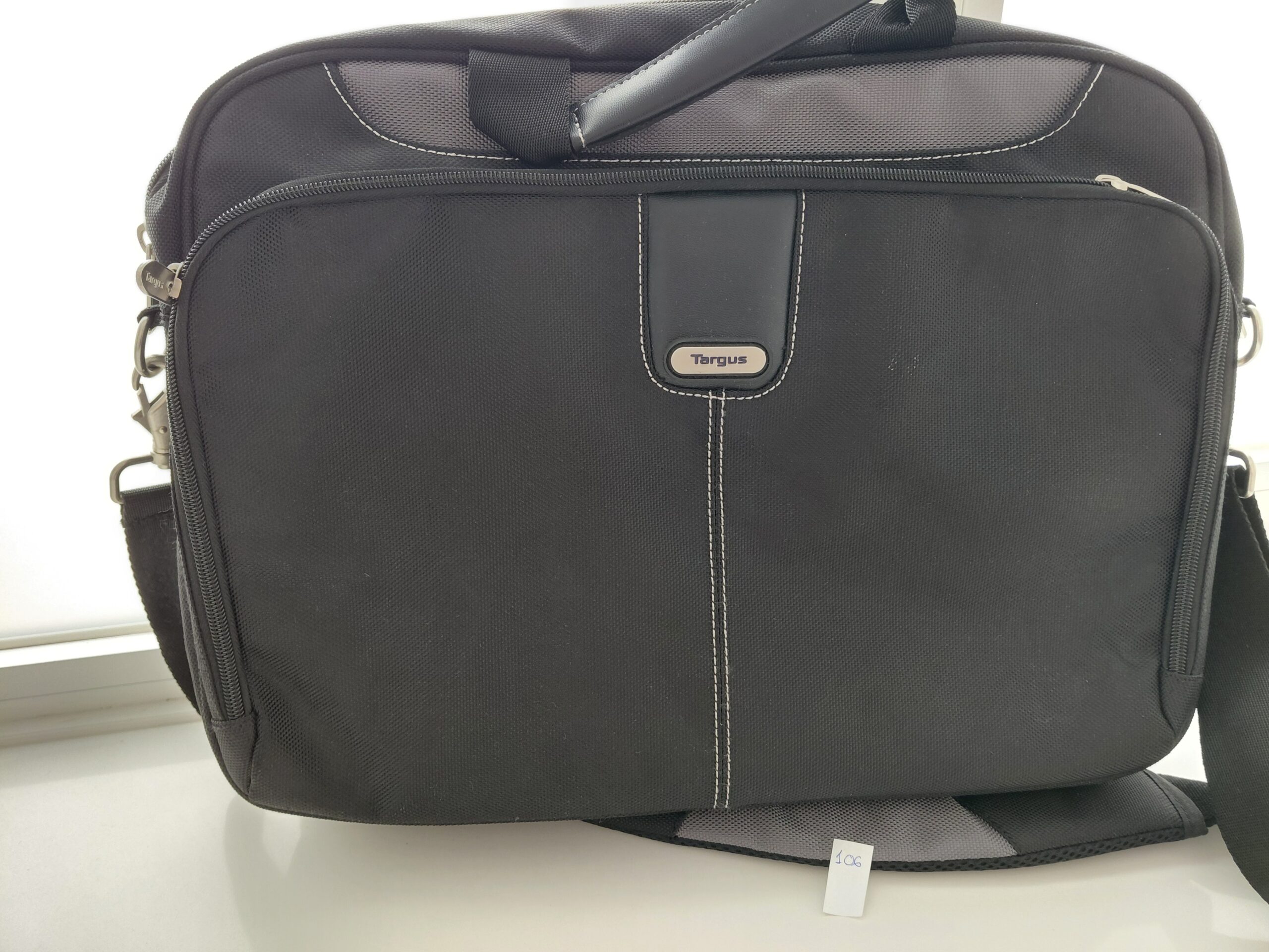 Maletín Targus negro para portátil con bandolera - Imagen 6