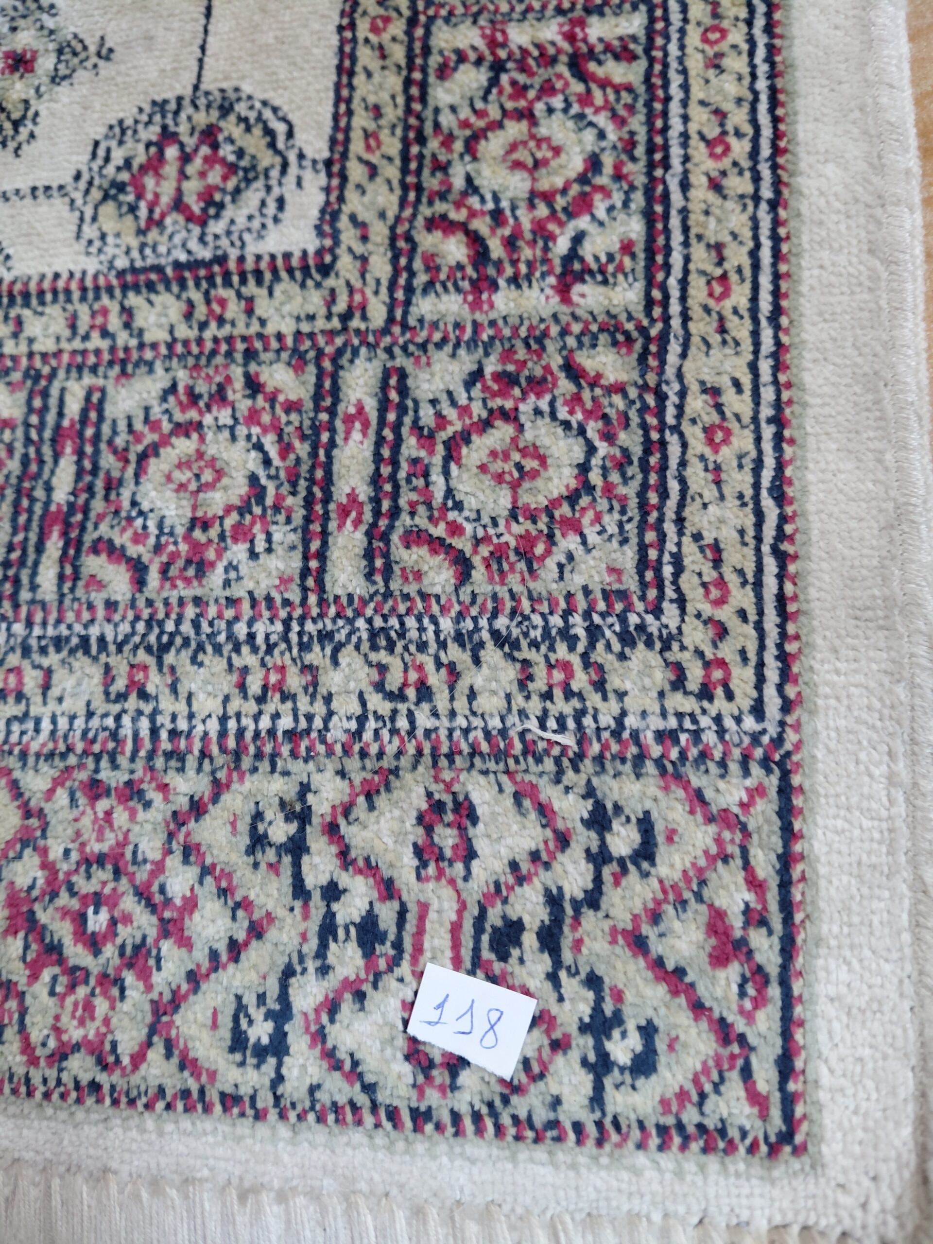 Alfombra de Pasillo o Pie de Cama de Inspiración Oriental y Cenefa Geométrica