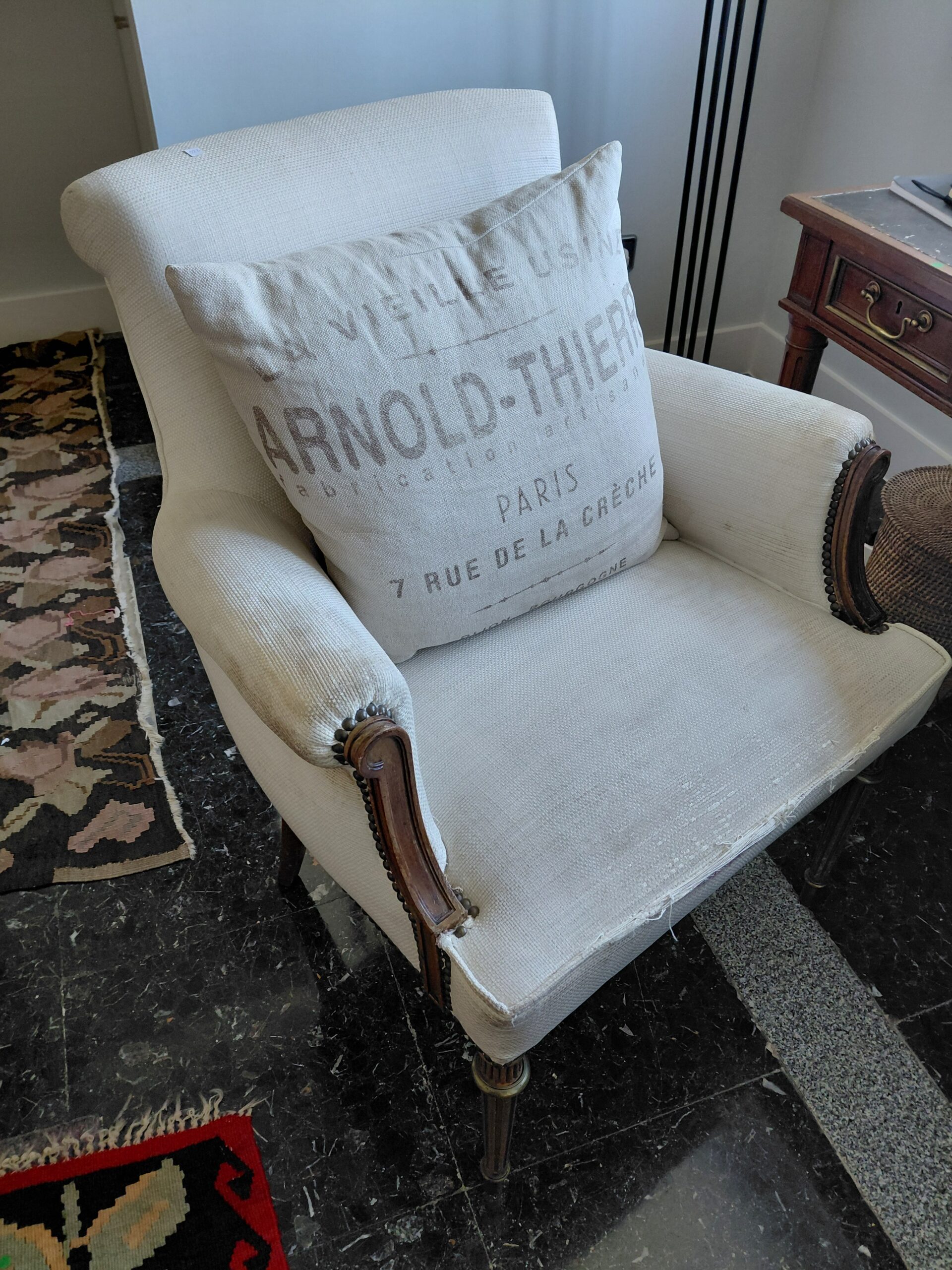 Sillón Orejero de Estilo Clásico Francés – Tapizado Blanco Roto y Detalles en Madera Tallada