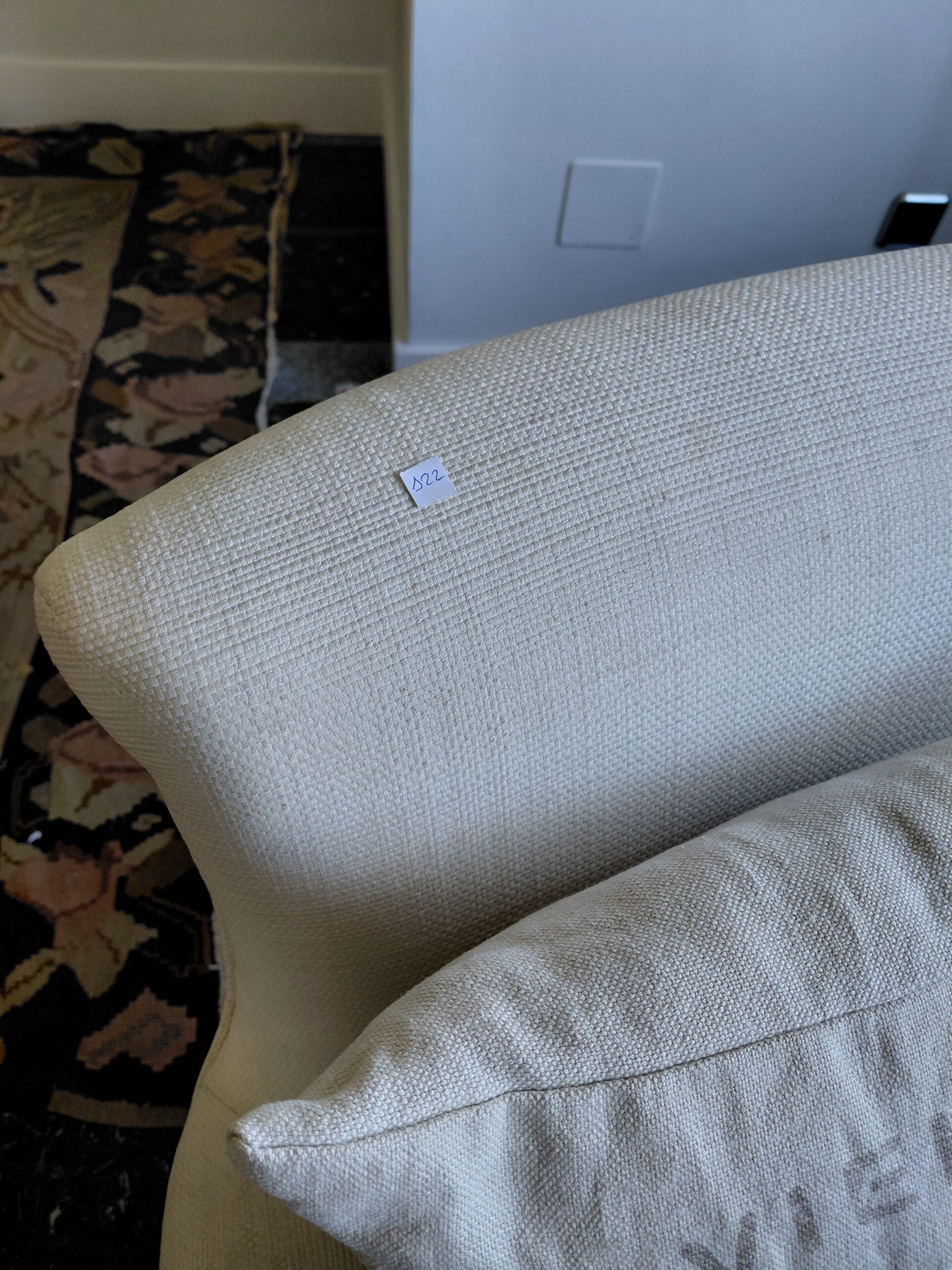 Sillón Orejero de Estilo Clásico Francés – Tapizado Blanco Roto y Detalles en Madera Tallada - Imagen 3
