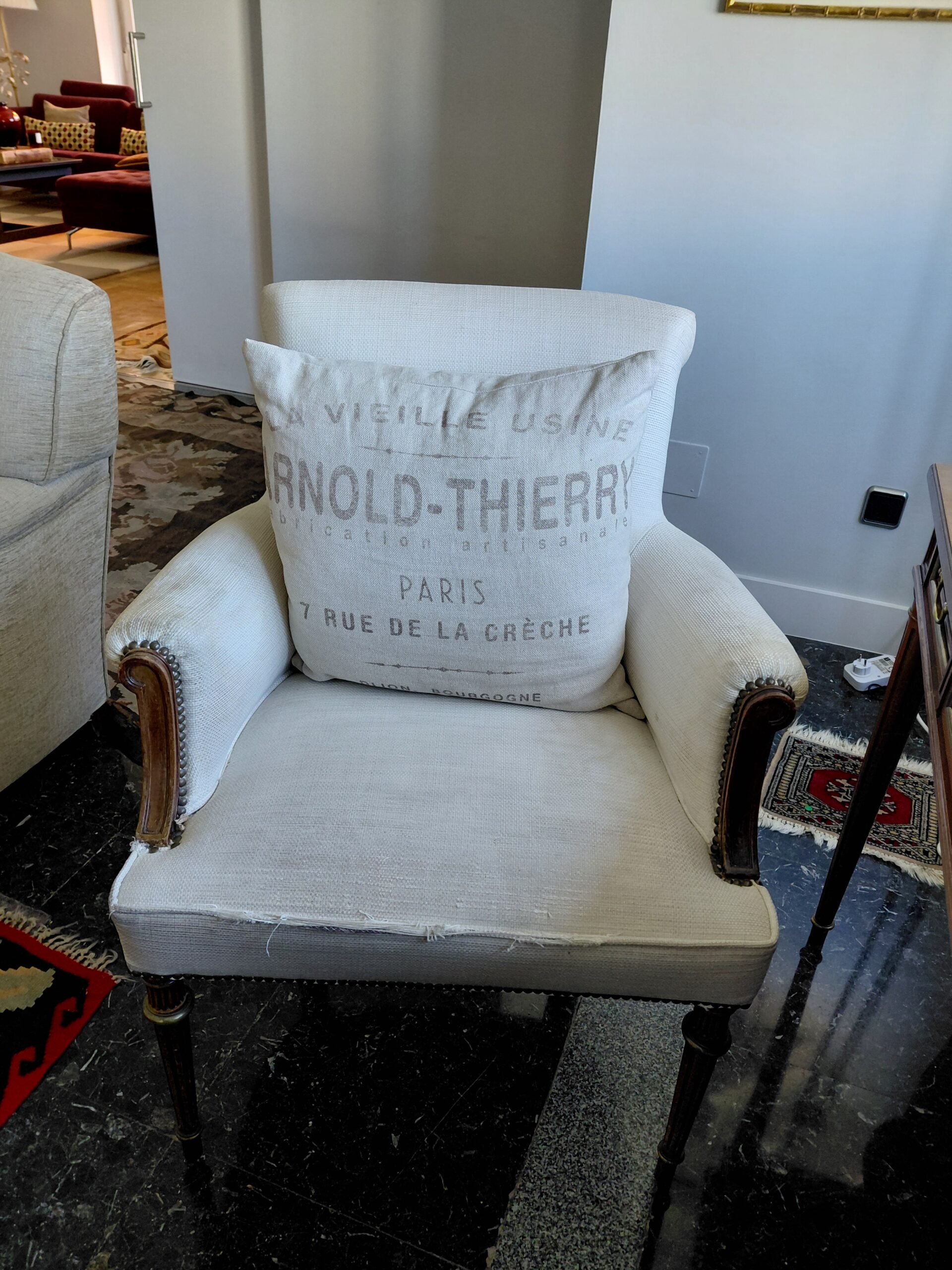 Sillón Orejero de Estilo Clásico Francés – Tapizado Blanco Roto y Detalles en Madera Tallada - Imagen 4