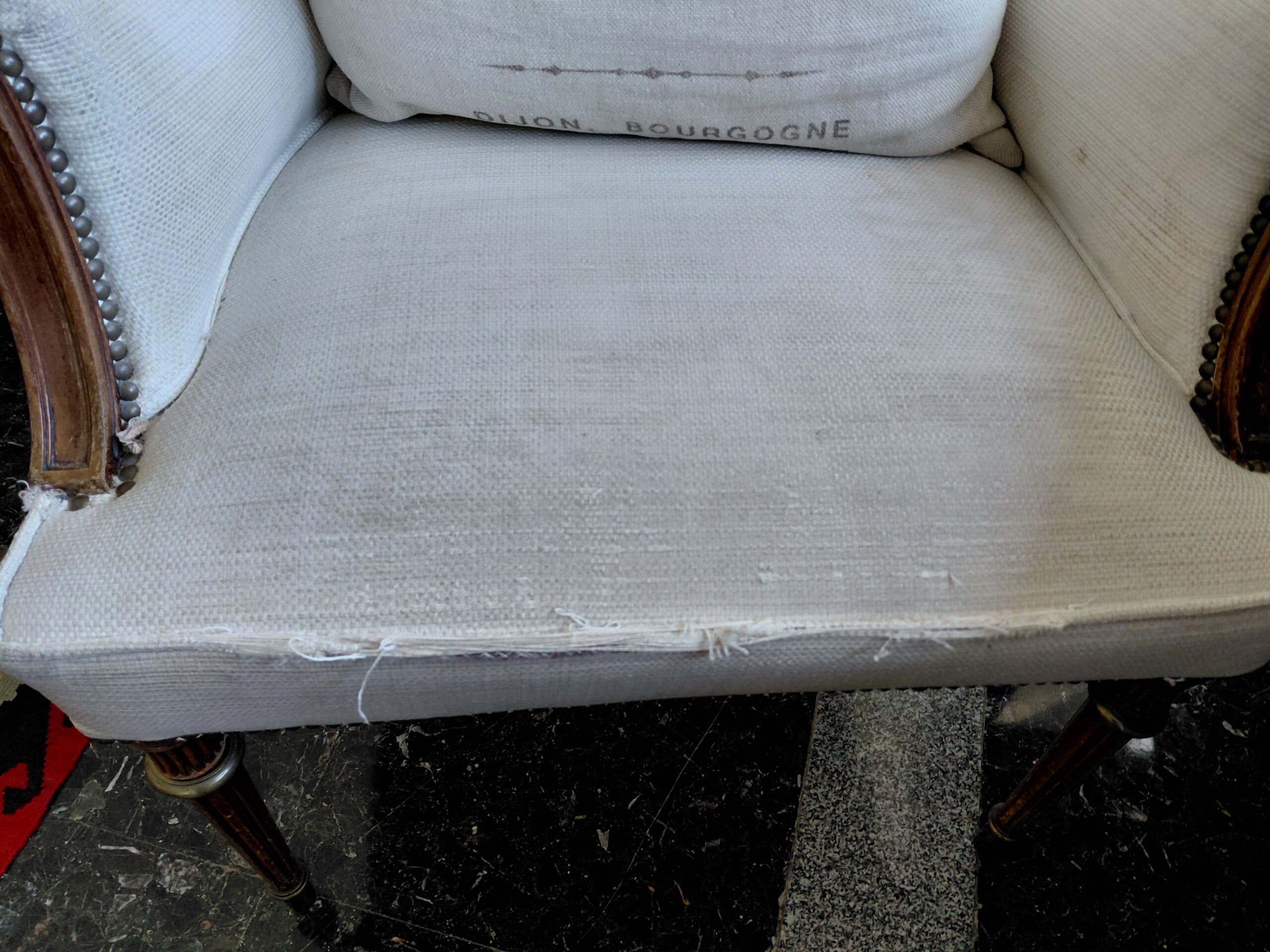 Sillón Orejero de Estilo Clásico Francés – Tapizado Blanco Roto y Detalles en Madera Tallada - Imagen 5