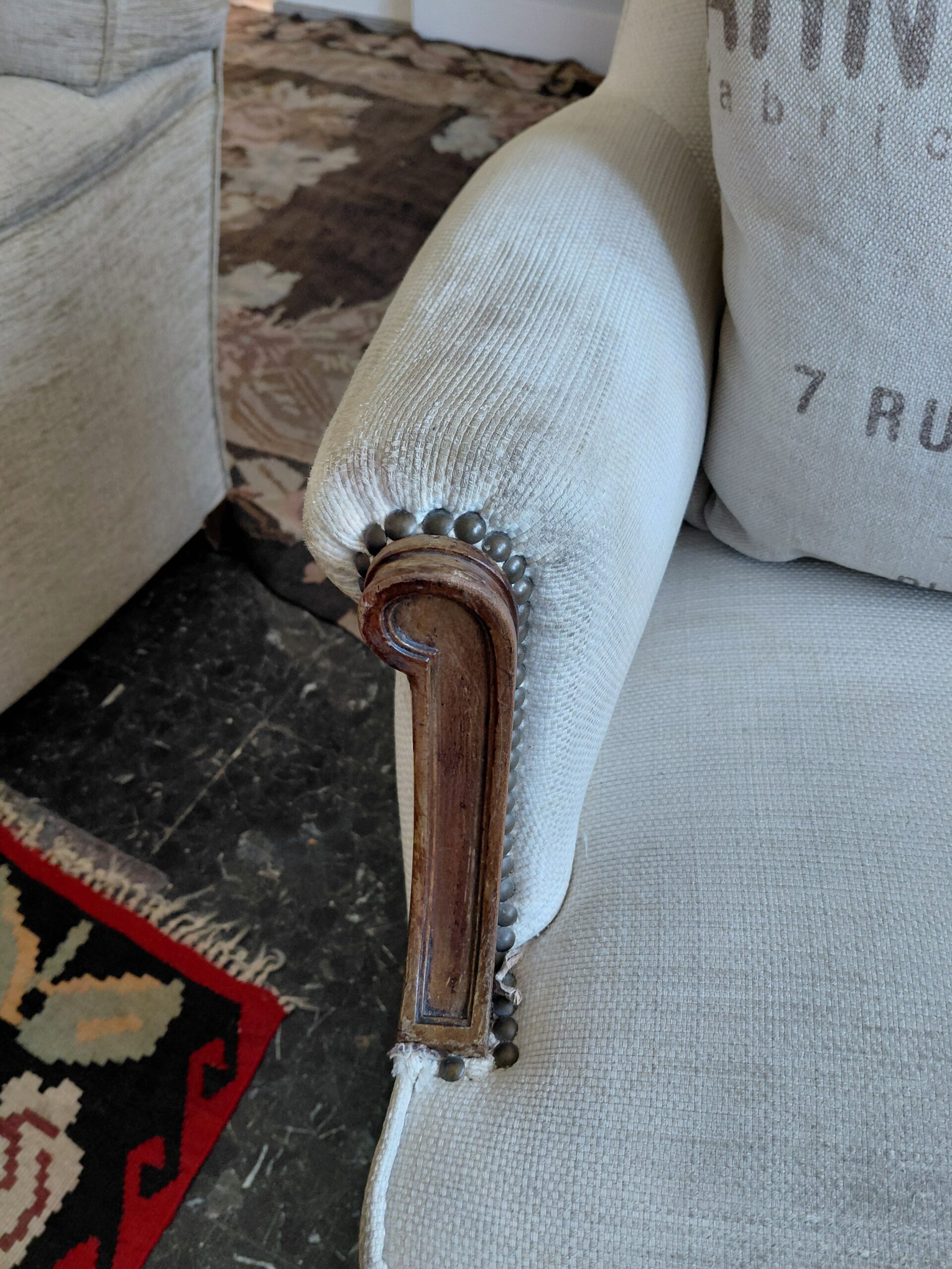 Sillón Orejero de Estilo Clásico Francés – Tapizado Blanco Roto y Detalles en Madera Tallada - Imagen 6